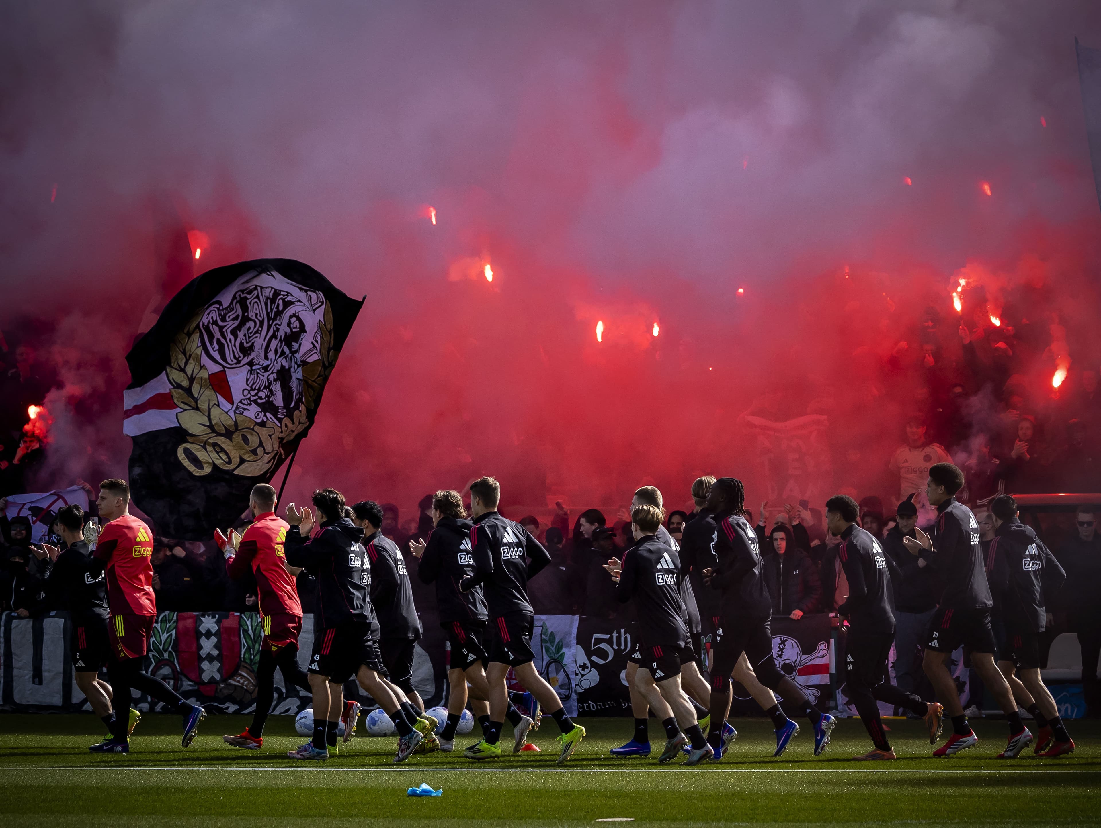 🎥 Techno beats and pyro show: ultras go wild at training session