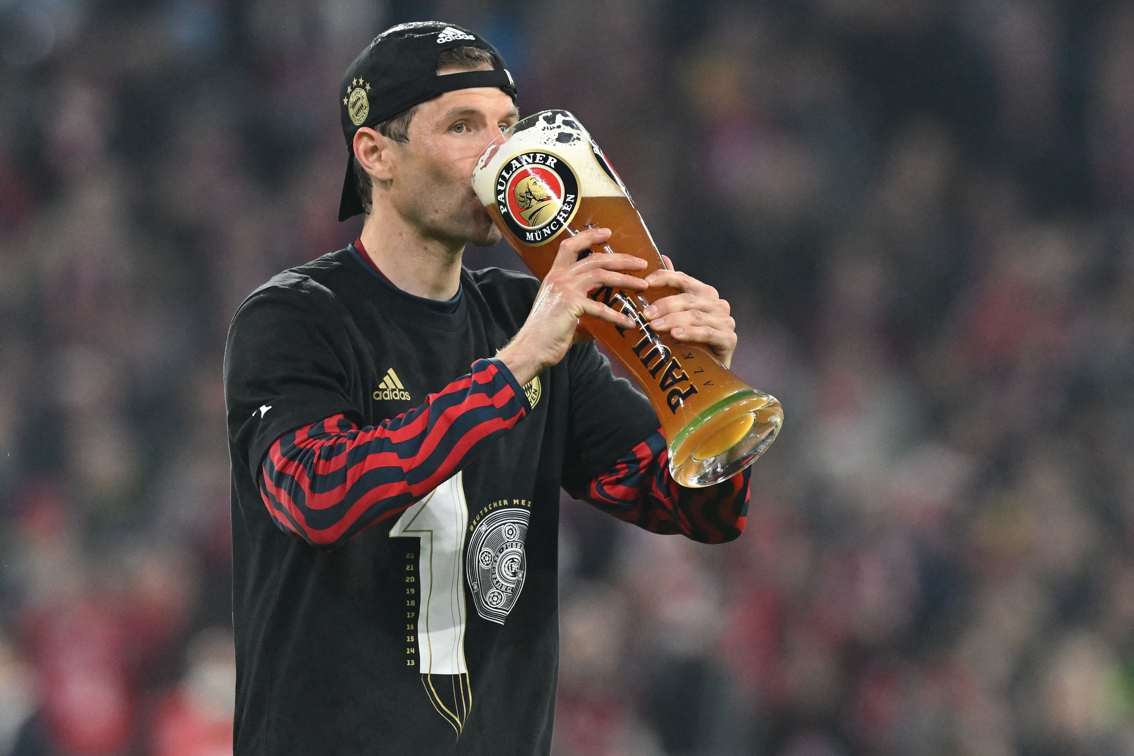 😅🎥 Cigar and beer: promotion hero gives a totally laid-back interview