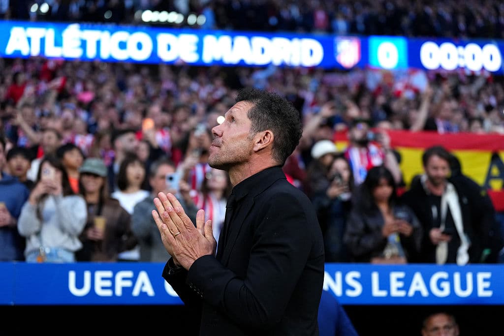 Arsenal player treads on Atleti badge, gets told off by Simeone 🤨