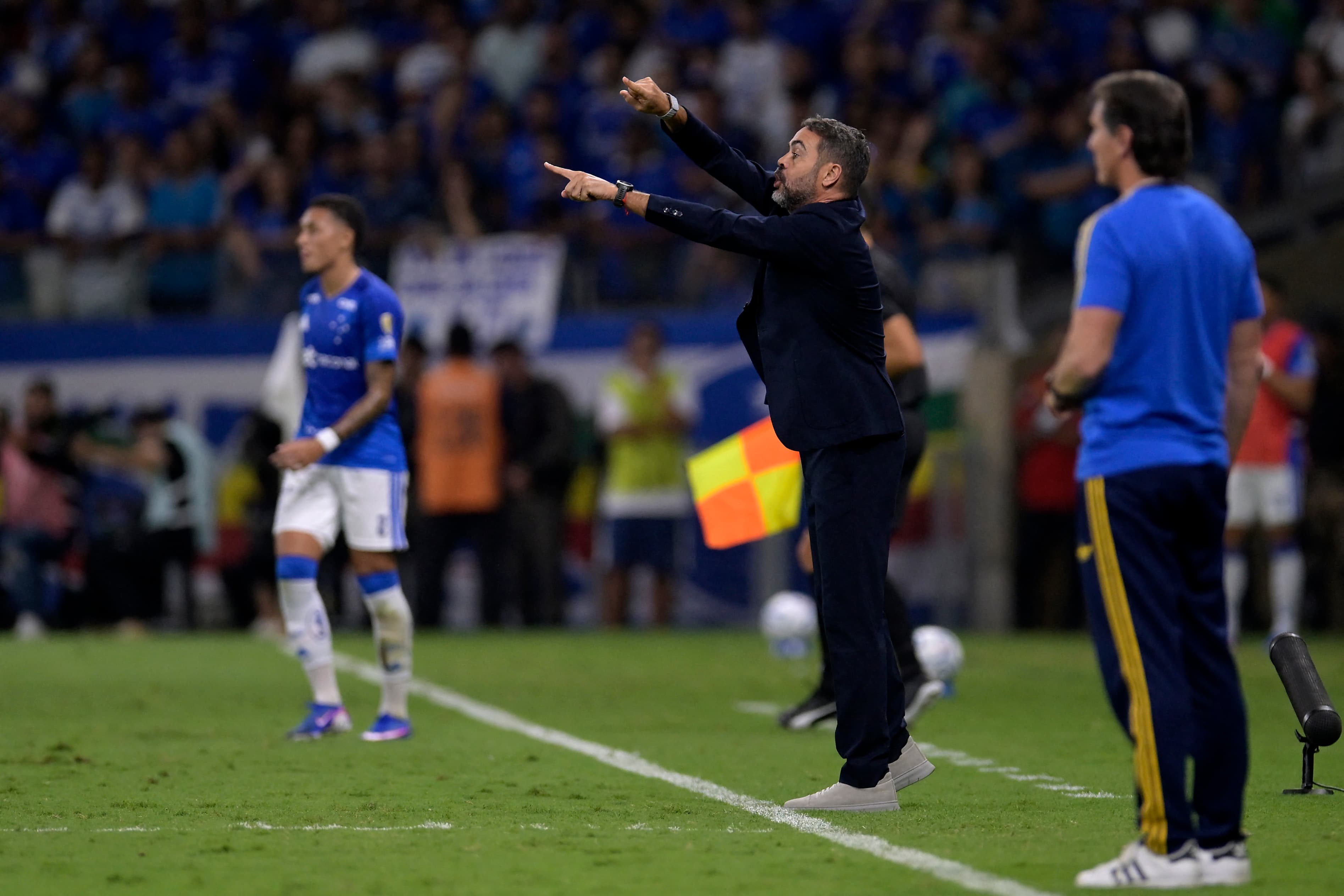 Artur Jorge revives Cruzeiro defence and matches Tite's records