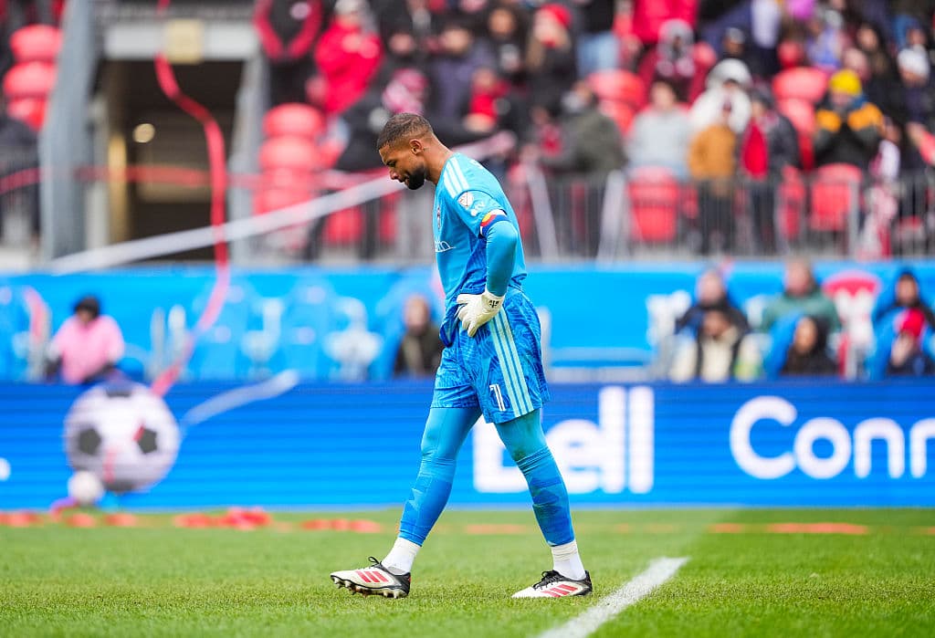 📹 Not like that! Keeper's howler in his side's MLS defeat; watch