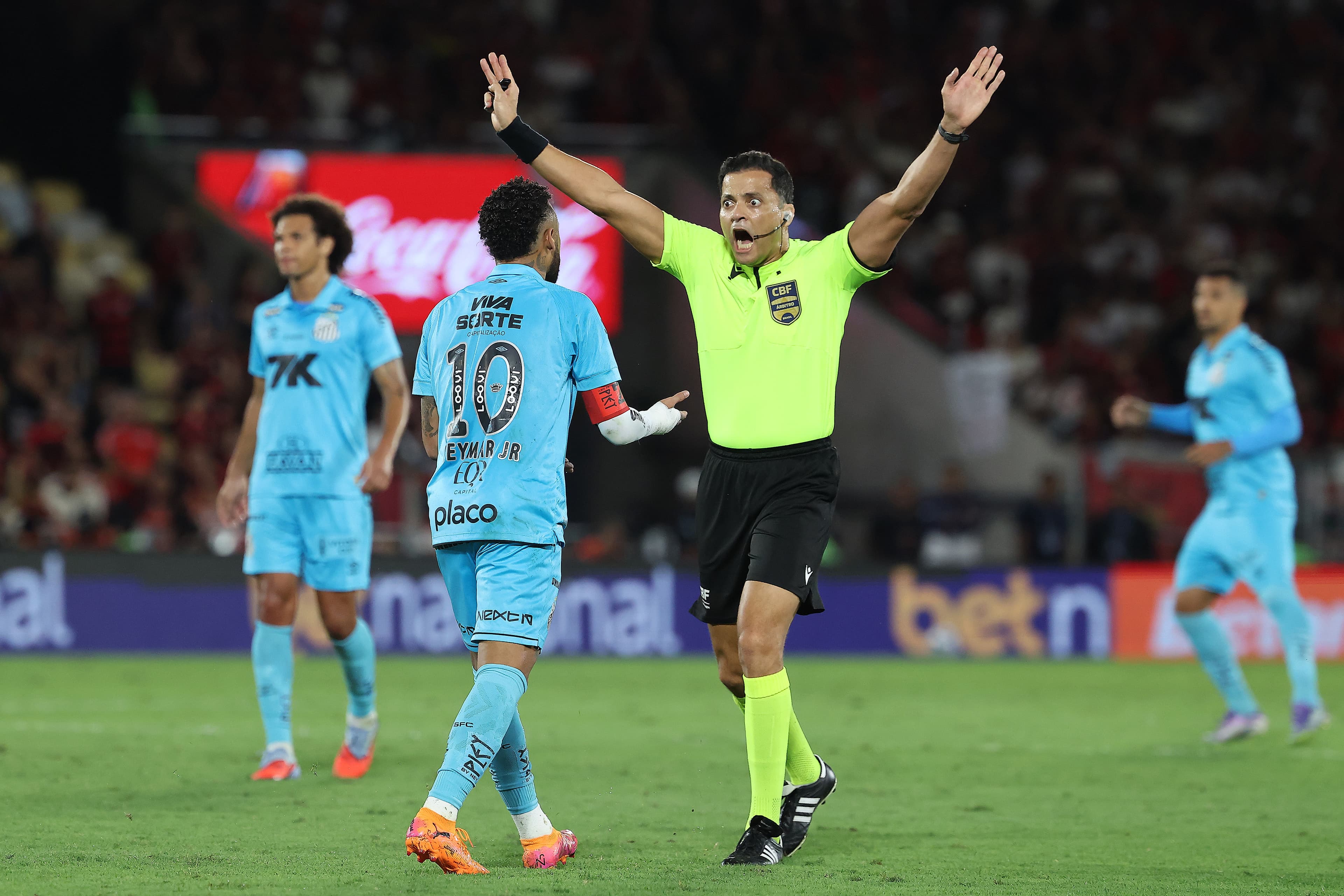 Association even backed him: referee confronted player with pistol