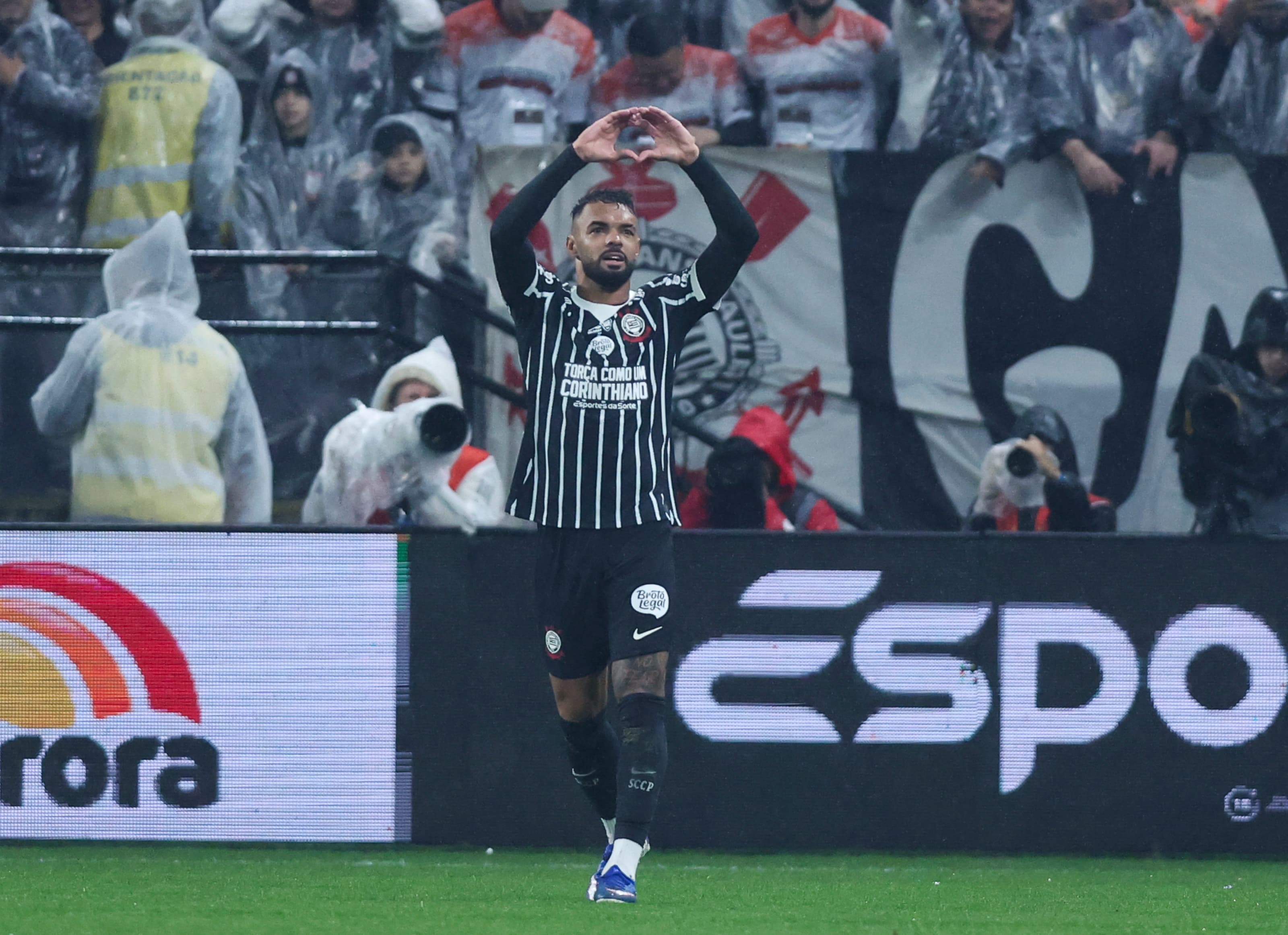 📹 With a stunner and errors, Corinthians win hard-fought derby v São Paulo