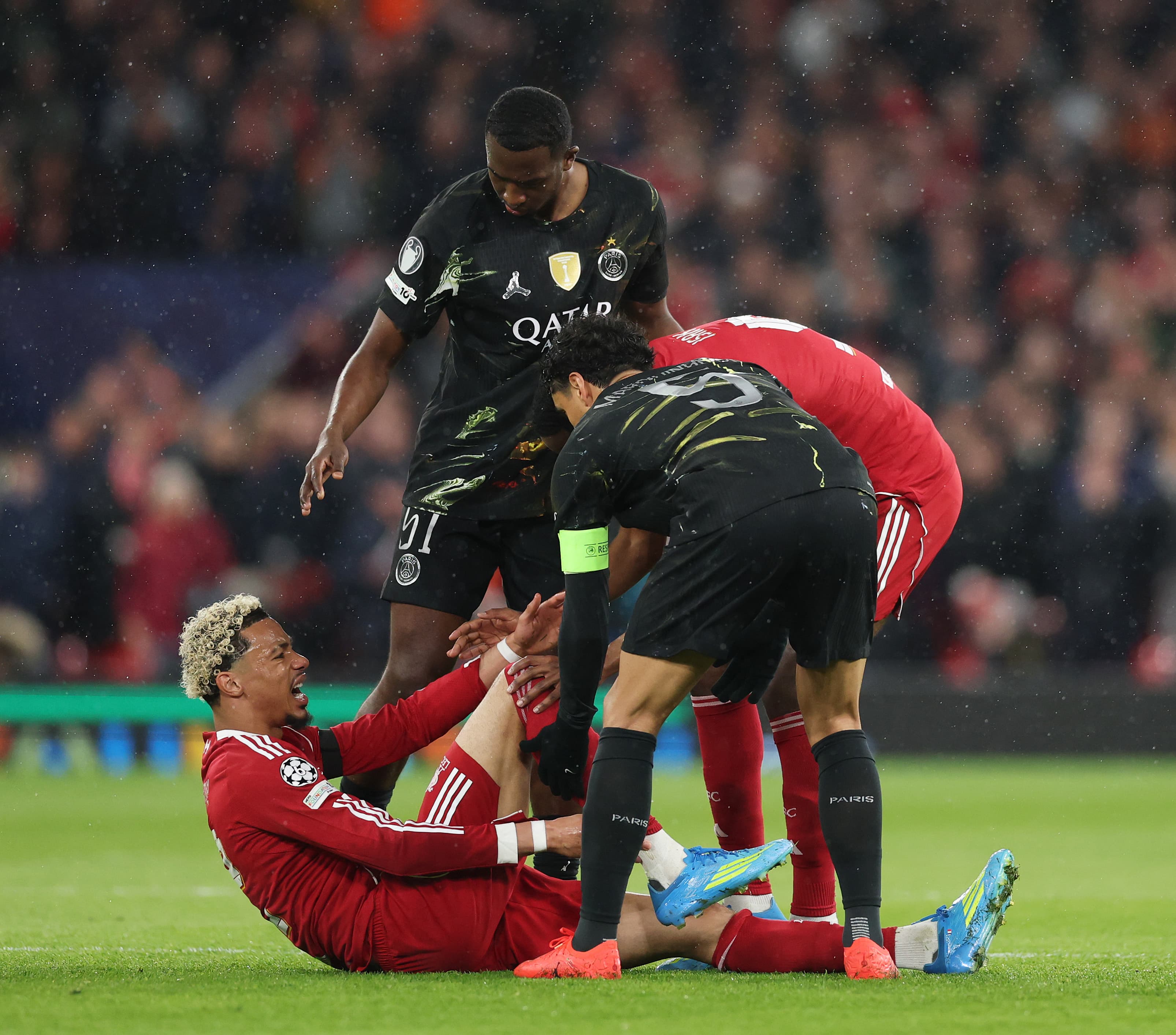 📸 Ekitike stretchered off as Liverpool curse strikes once again 😓