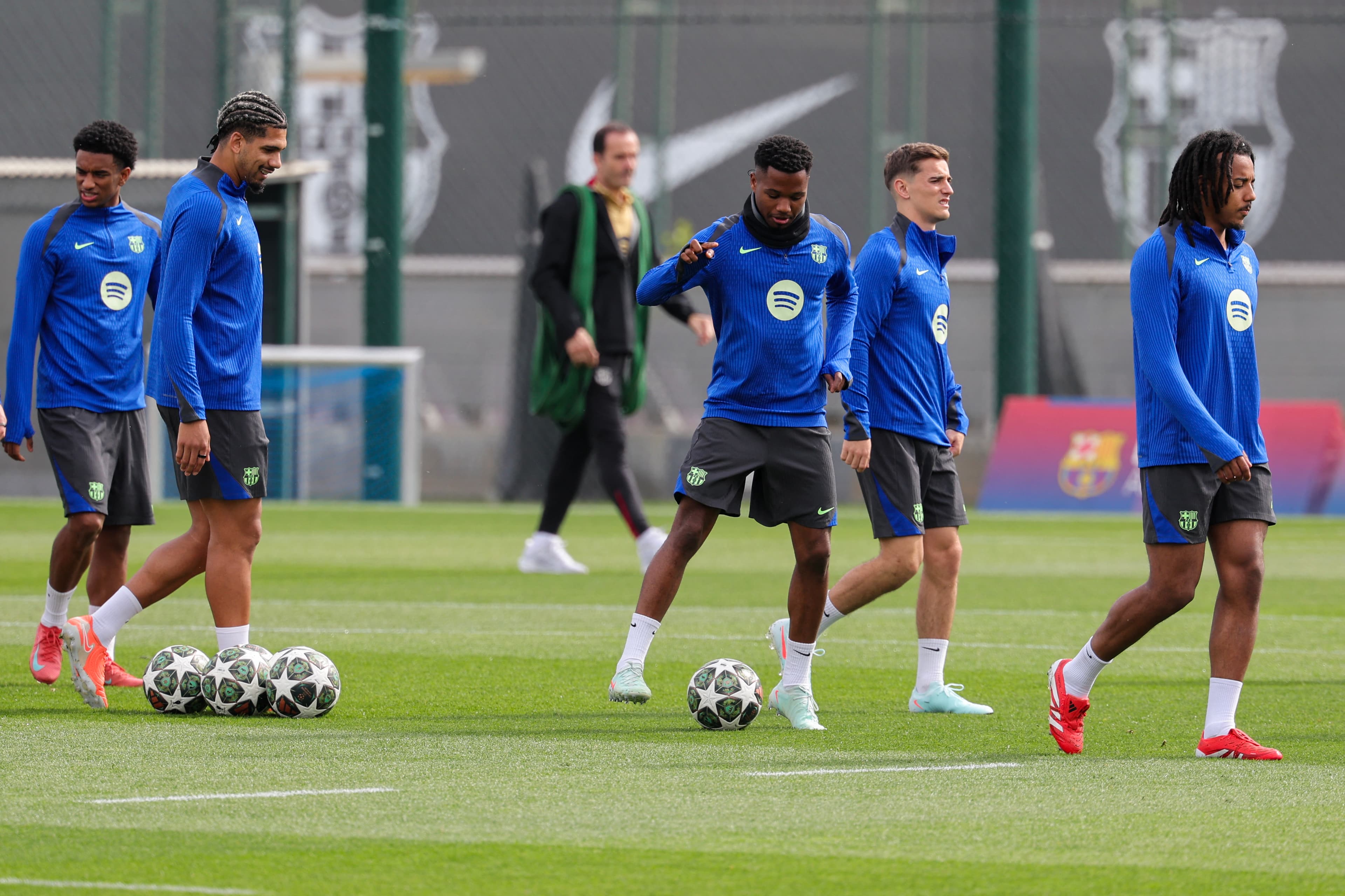 ✅ Hansi Flick smiles, Koundé, Baldé and Eric train with the group