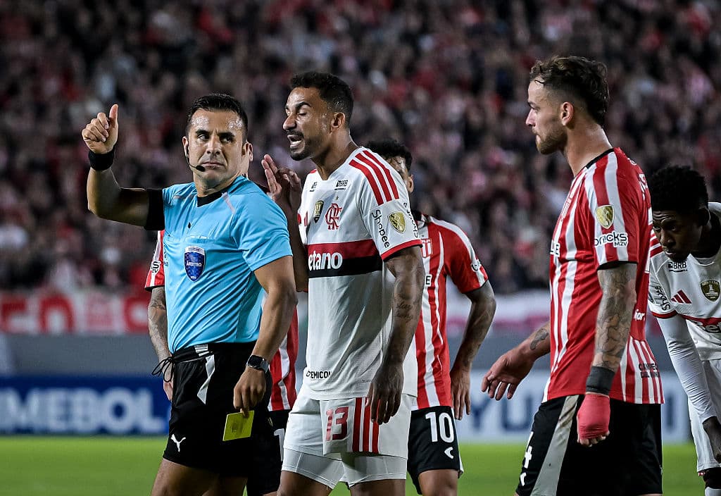 📹 Arrasca injured, Jardim sent off, chaos as Fla draw in Libertadores