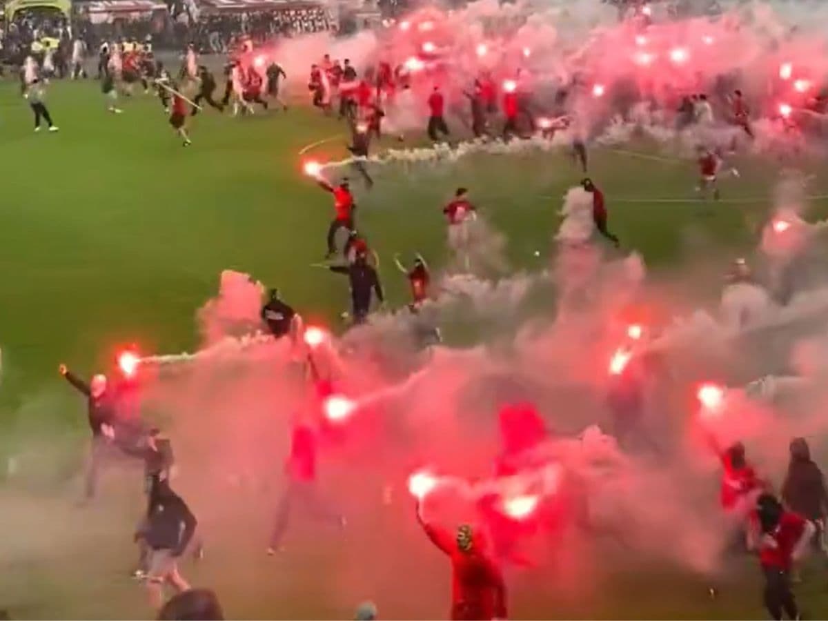 War scene: fans invade pitch, stop own team becoming champions