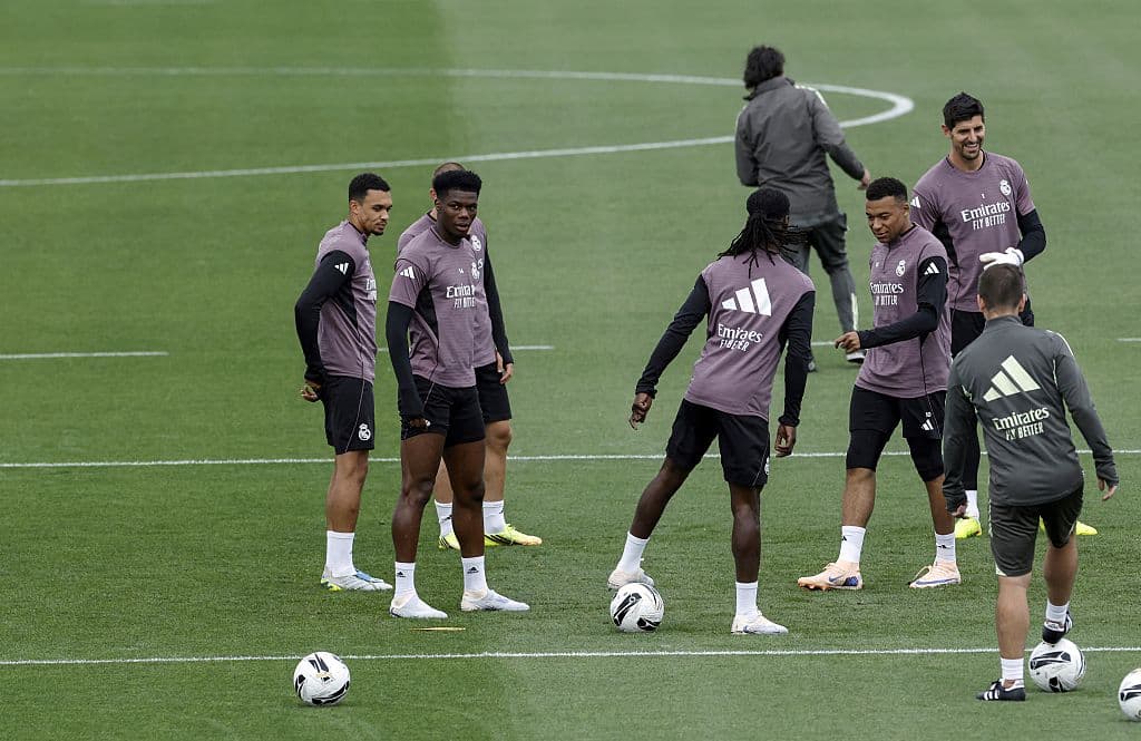 😅 Courtois' VIRAL, joking tackle on Mbappé in training?