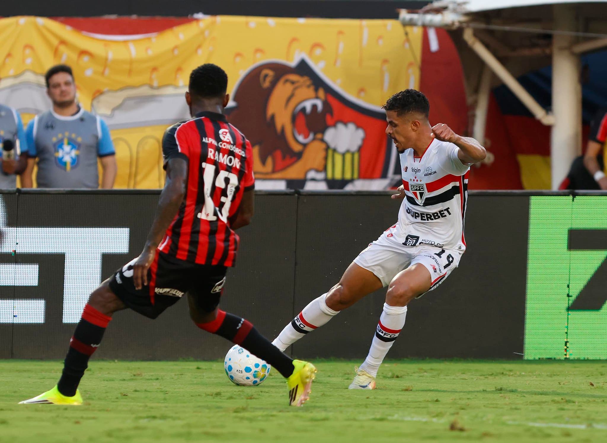 Vitória win and stop São Paulo closing on the leaders