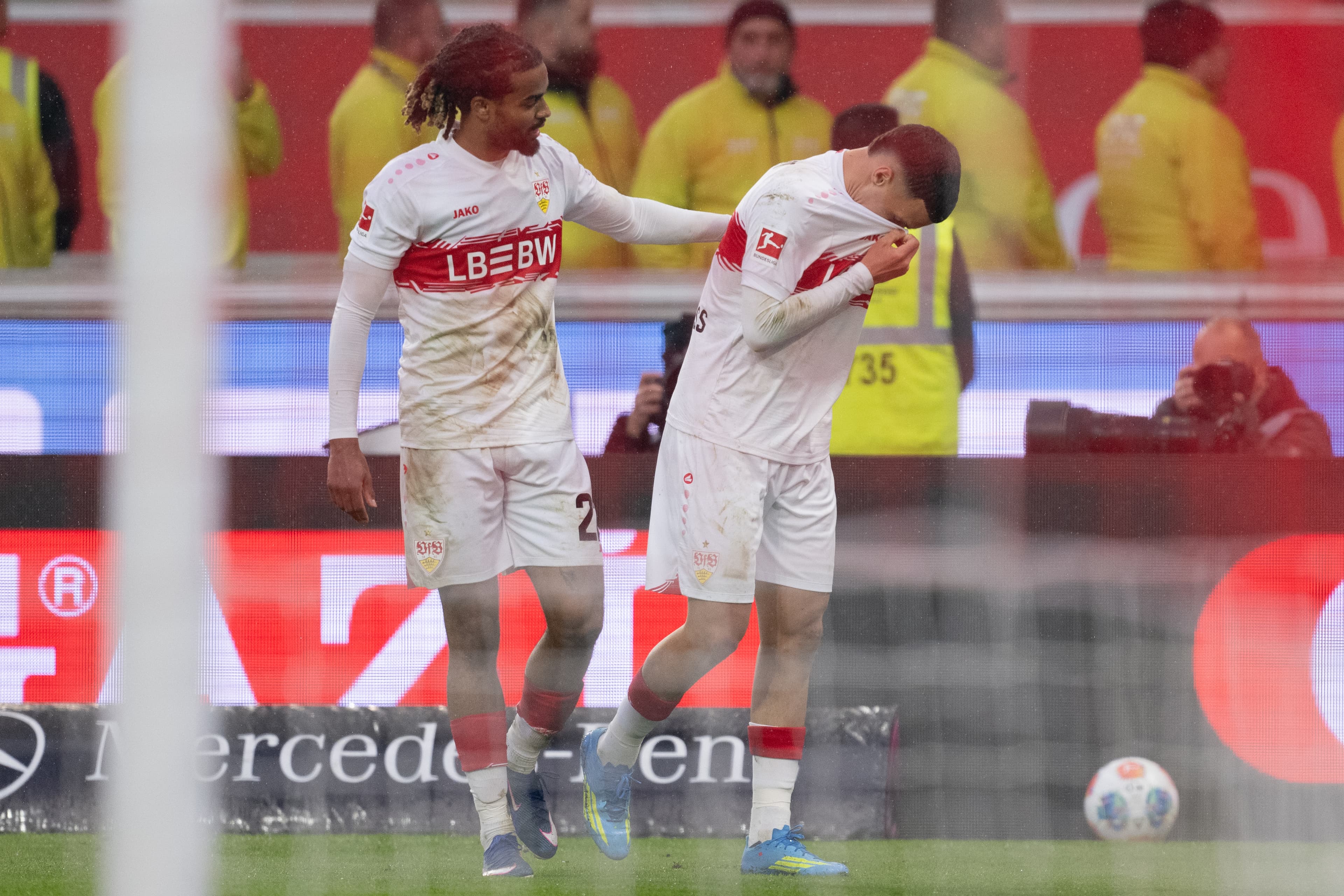 😅 "Quite funny": VfB star leaves his dinner on the pitch