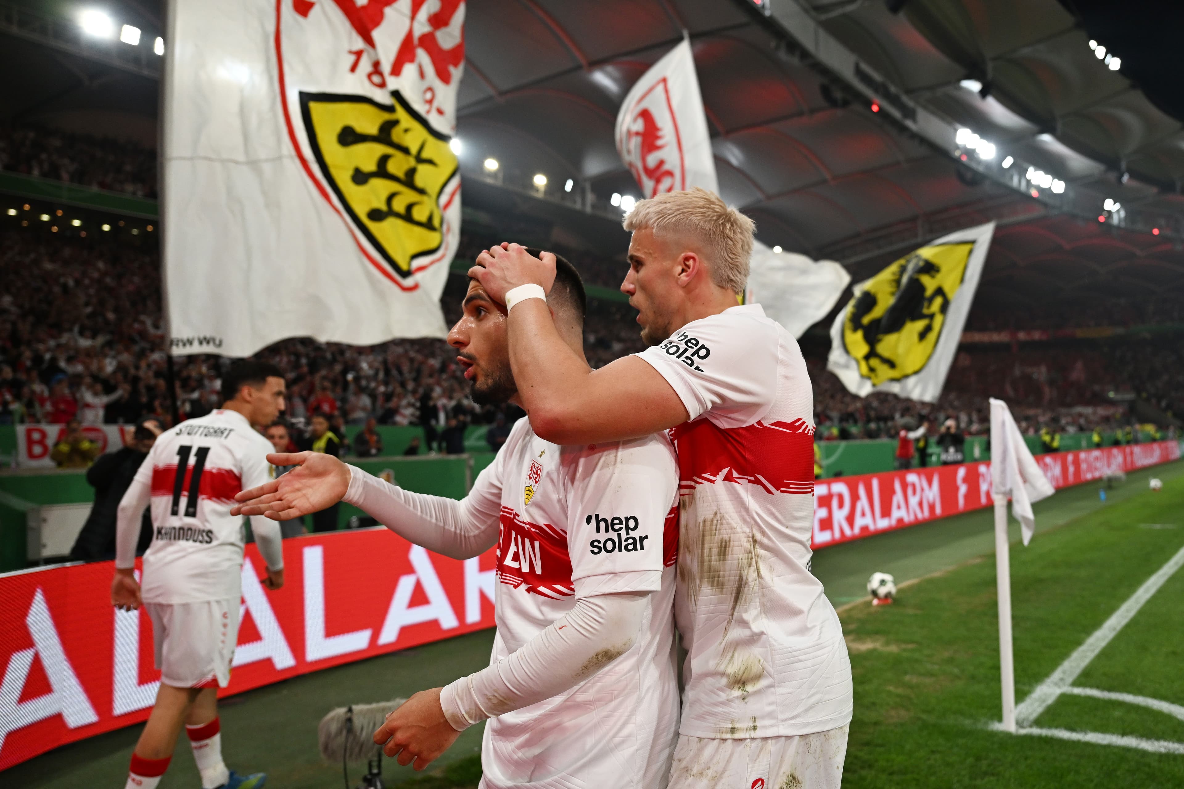 🎥 That really hits the spot: VfB star pours fans free beer