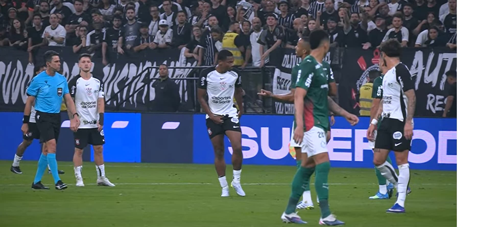📹 It happened AGAIN! Player sent off for obscene gesture in the Brasileirão