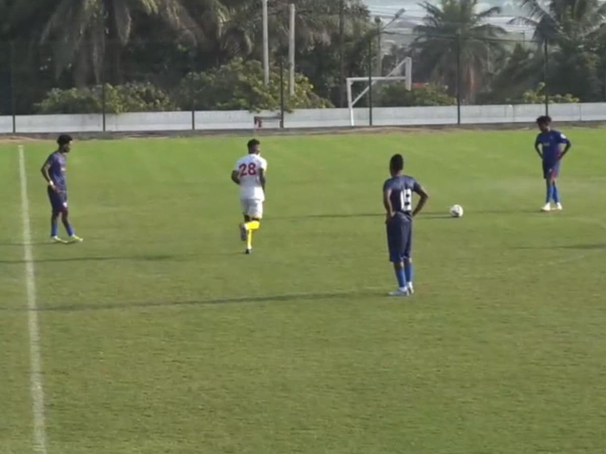 🤯 Bizarre scenes: team stands still on pitch in protest at refereeing
