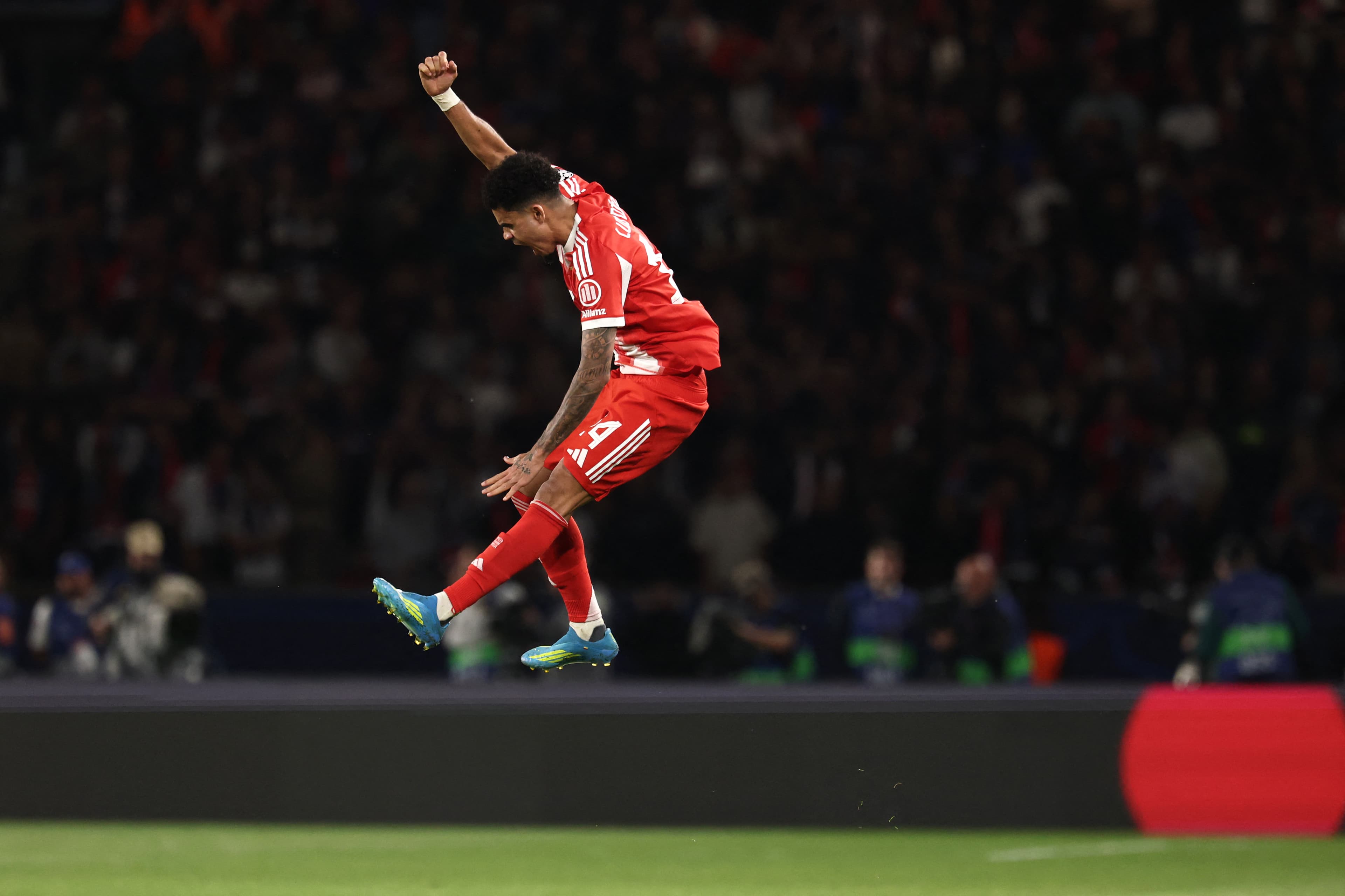 📲 Best CL game ever?! Reactions to PSG v Bayern