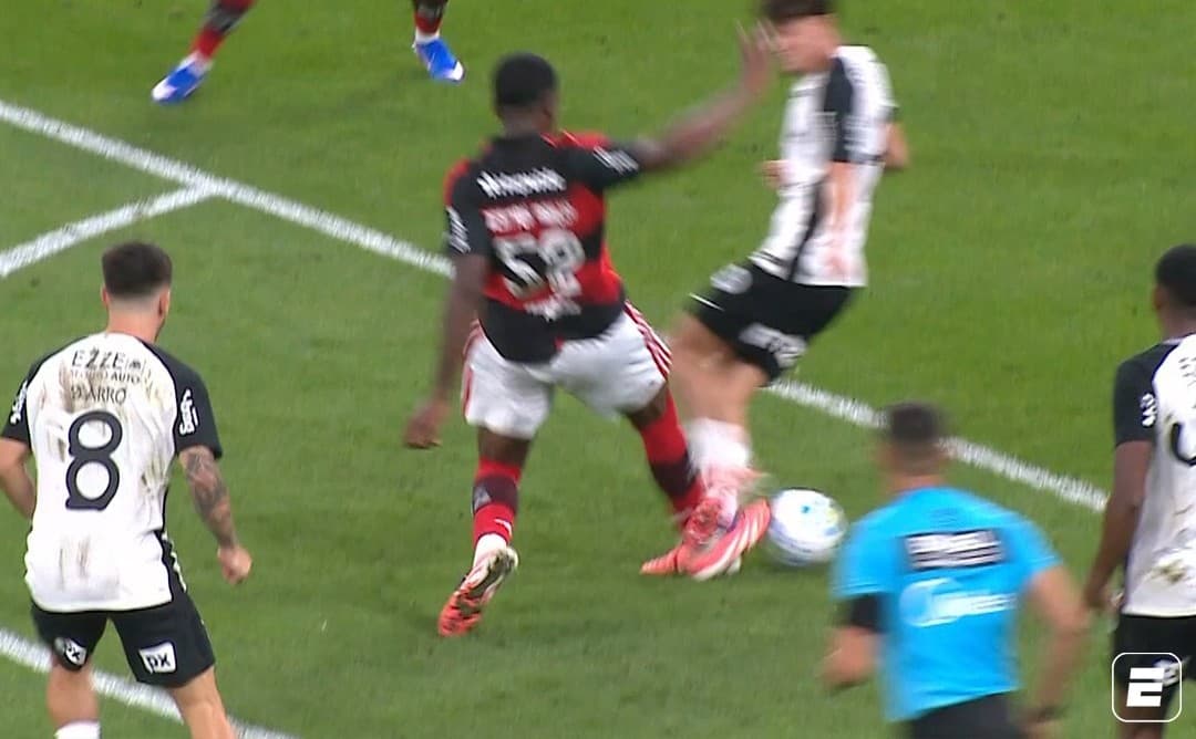 🎥 Was it a red? Sending off in Corinthians v Flamengo sparks controversy