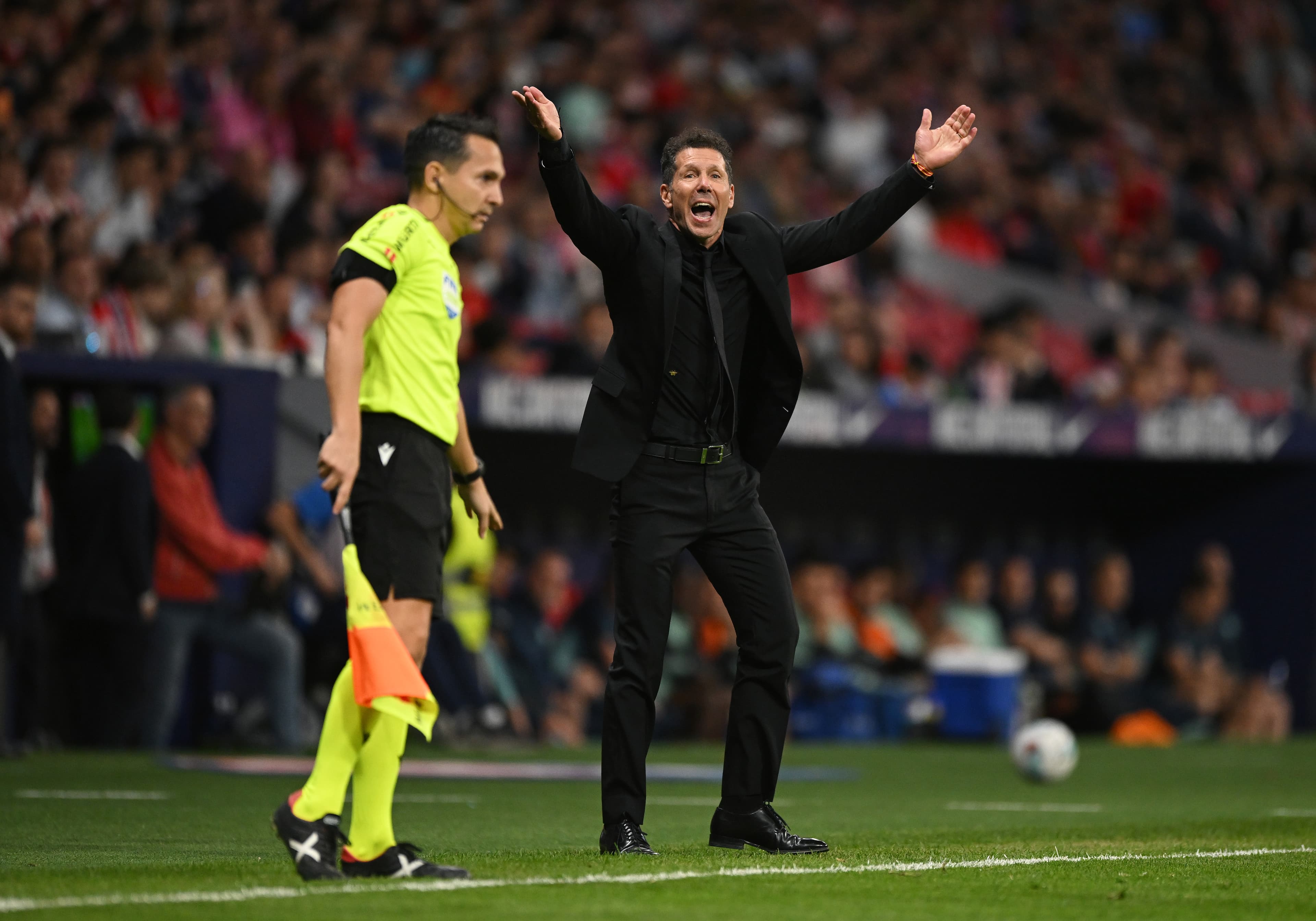 🎥 Staff step in during bust-up: Simeone confronts Arsenal star