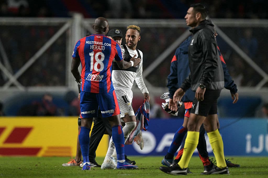📹 Neymar gets ovation in Argentina, gives boots to San Lorenzo player