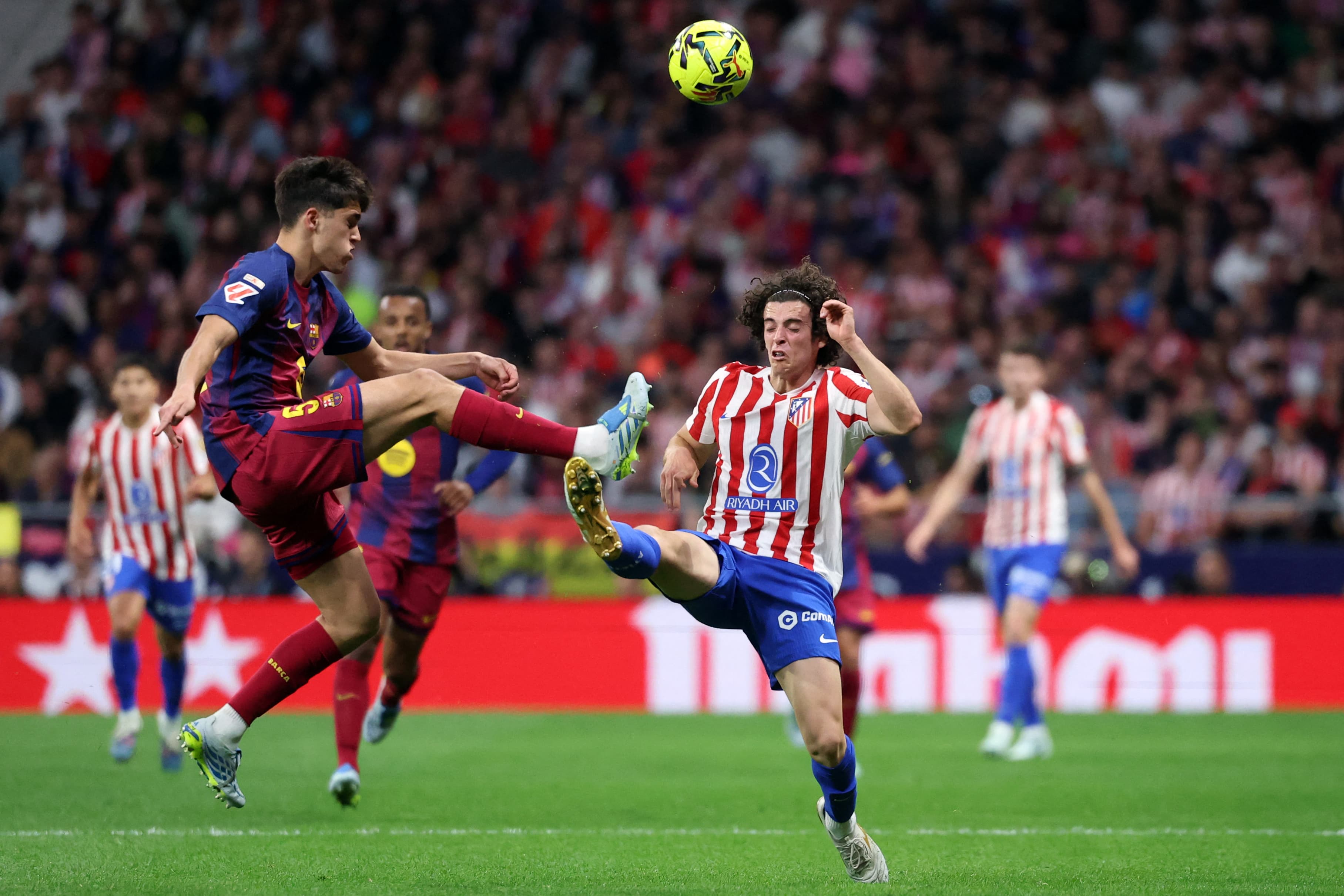 🔴 Barça-Atletico | Barça fans smash Atlético bus window 🚨