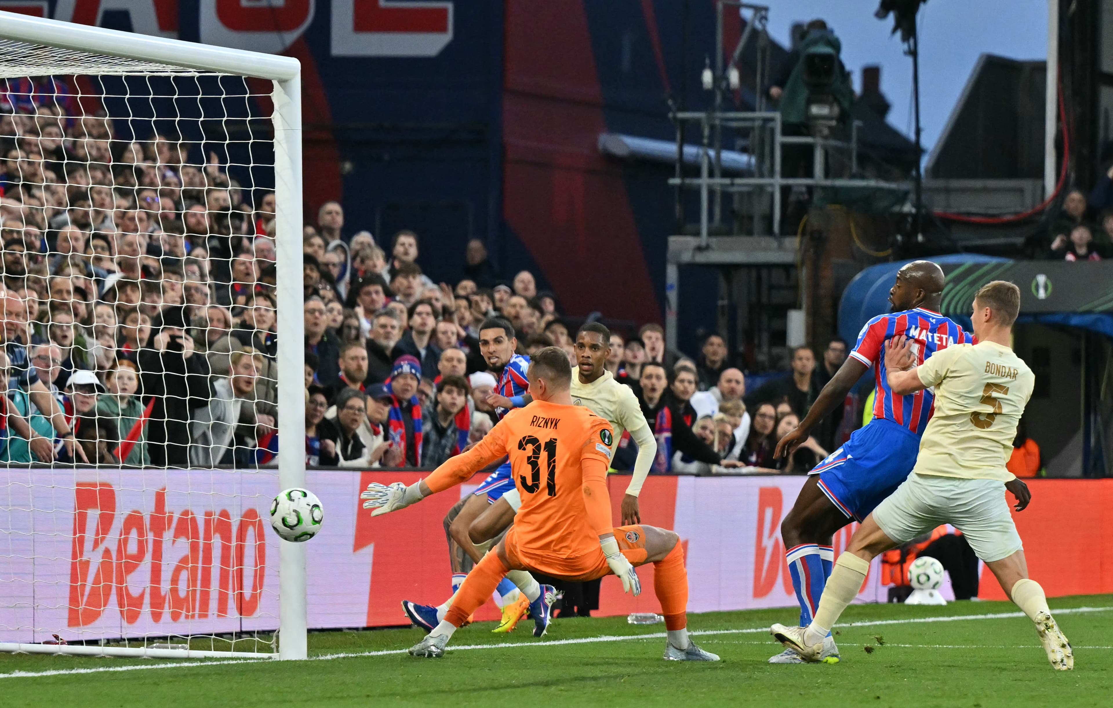 🍀 Palace take big step towards UECL final with big stroke of fortune