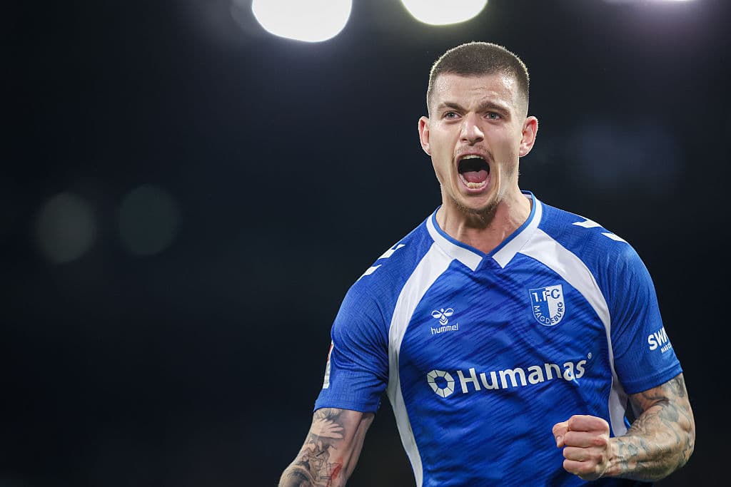 Full-back turns striker, scores 17 goals and saves German side 🔥