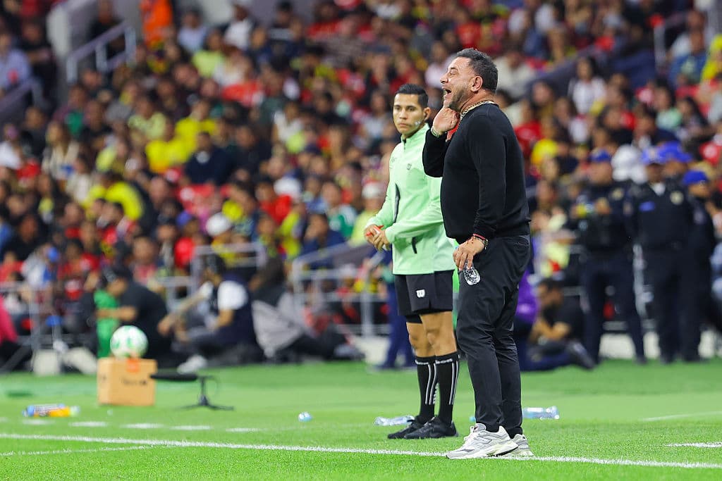 Antonio Mohamed blasts: You can't hug a player like that