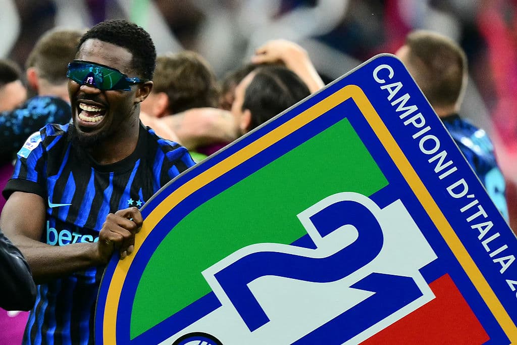 With fireworks and dressing-room party: Milan goes wild after title