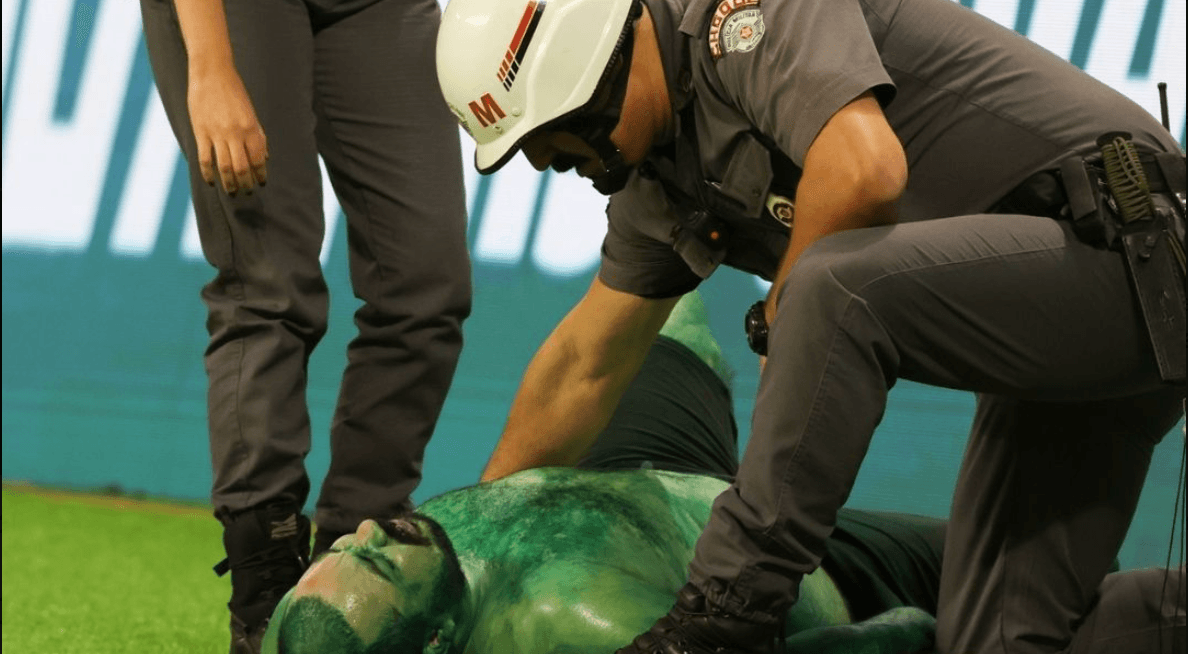 Fan tries to invade pitch, gets injured and leaves Allianz in ambulance
