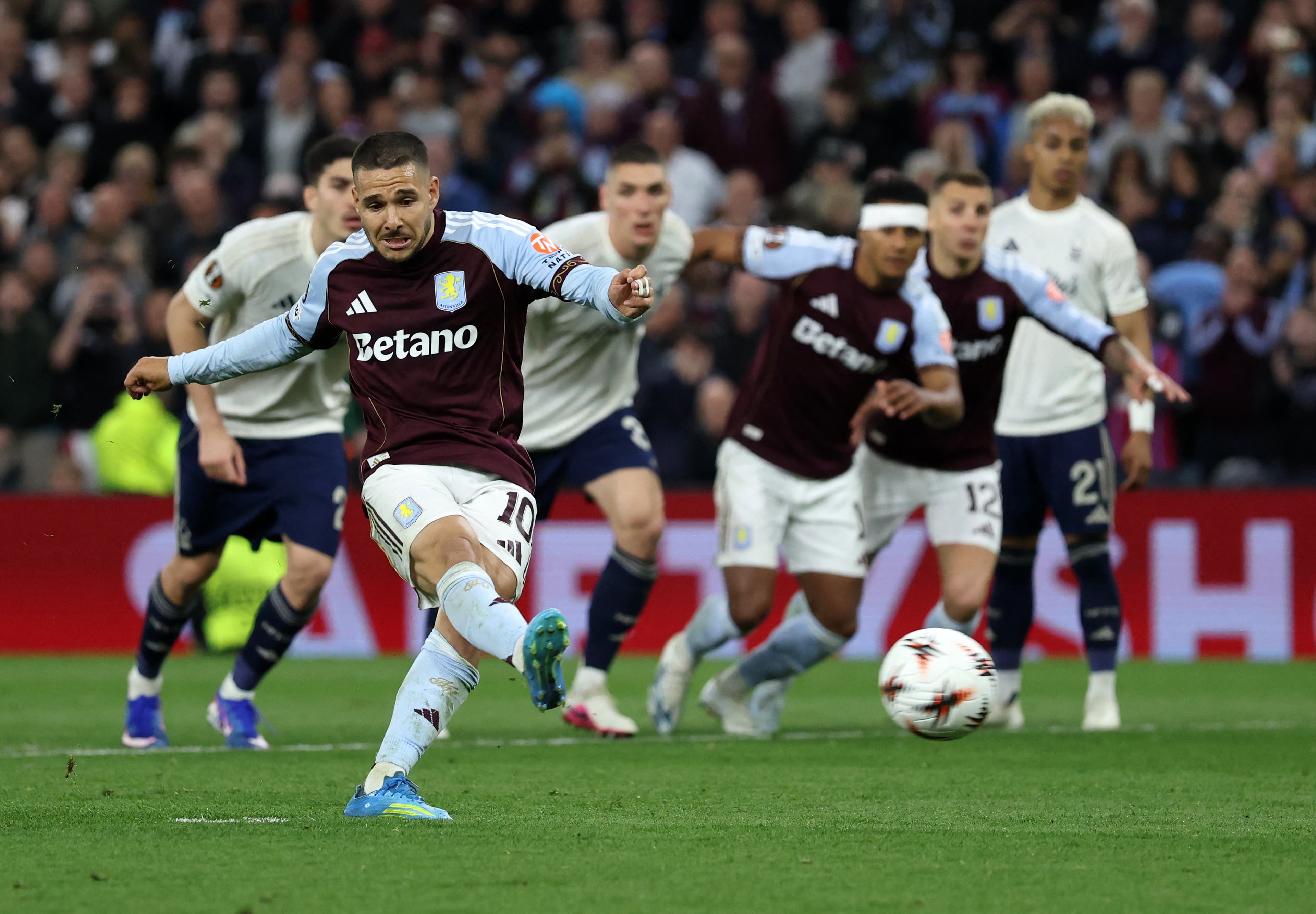 Villa forward breaks 5️⃣ year record with inspired UEL display