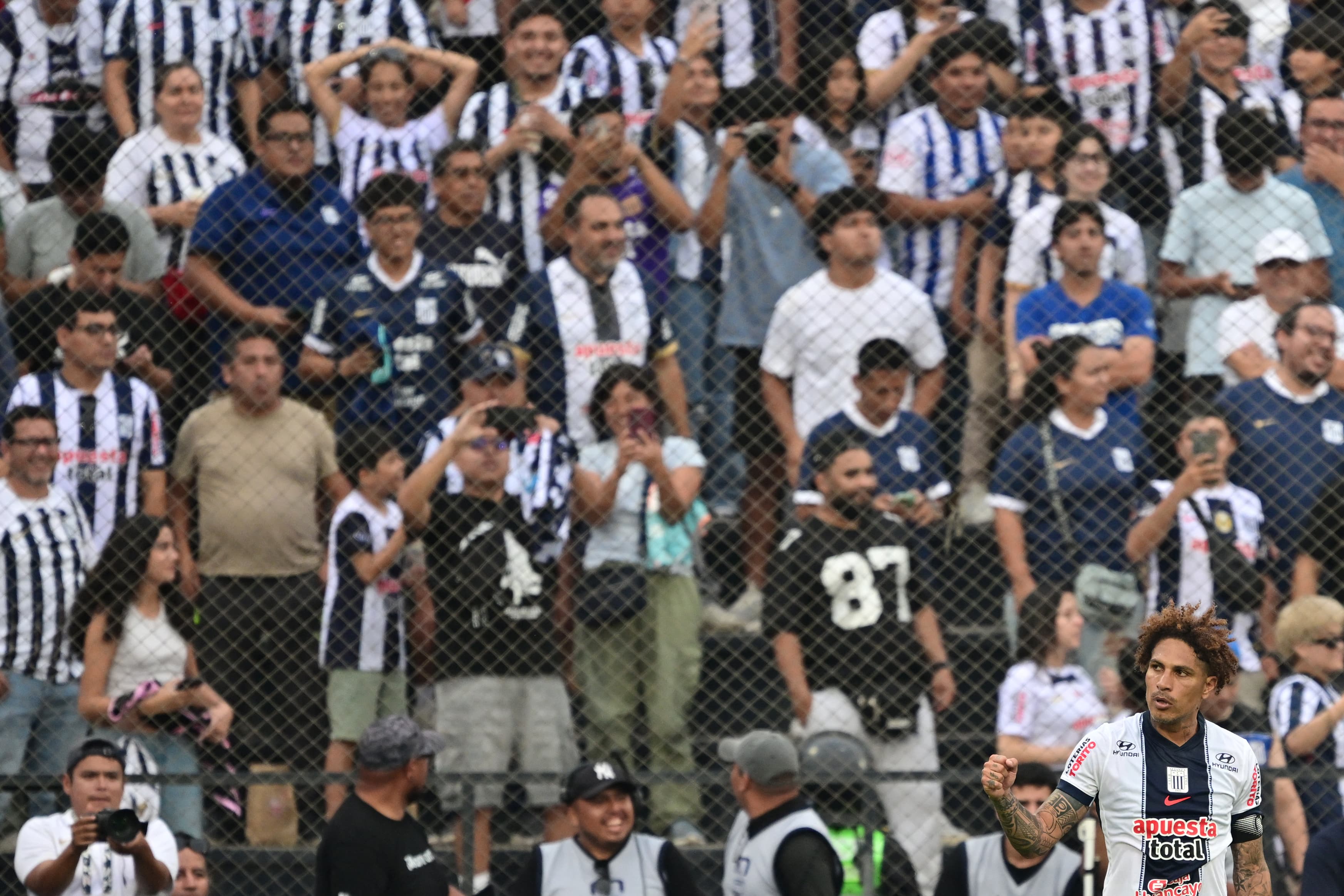 🚨Tragedy in Peru: one dead, 60 hurt at Alianza Lima send-off