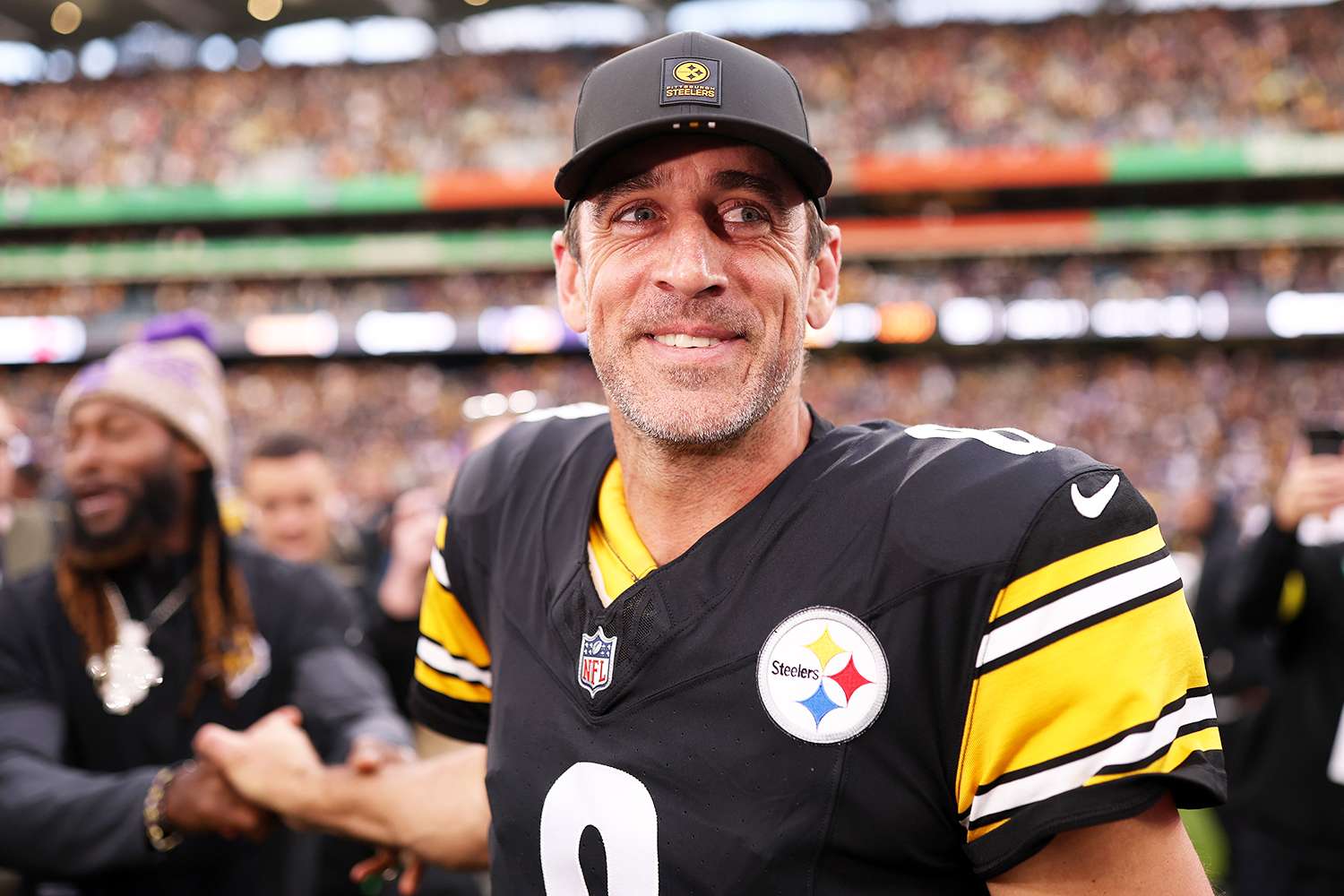 Aaron Rodgers Returns to Steelers for Another Season