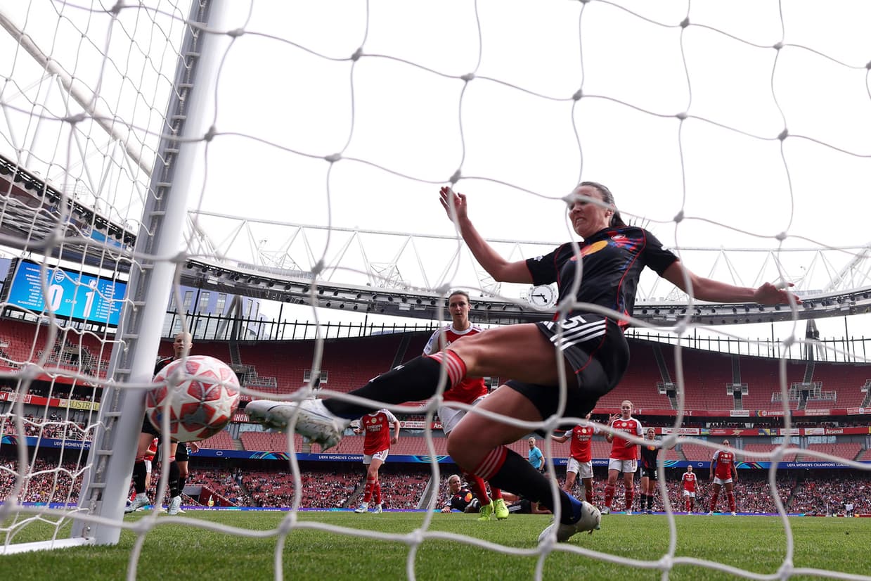 Arsenal pounce on defensive errors to earn semi-final first-leg advantage