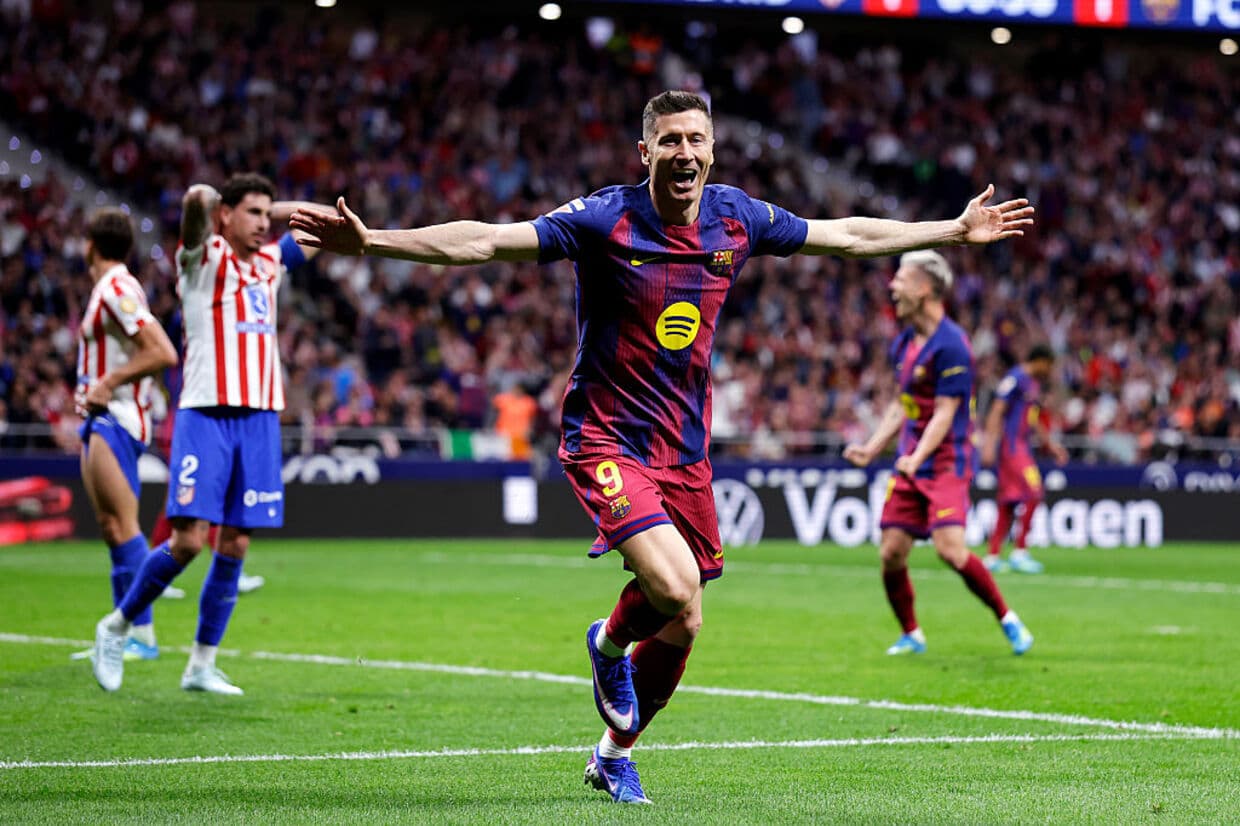 Barcelona come from behind to beat Atlético and move closer to La Liga title