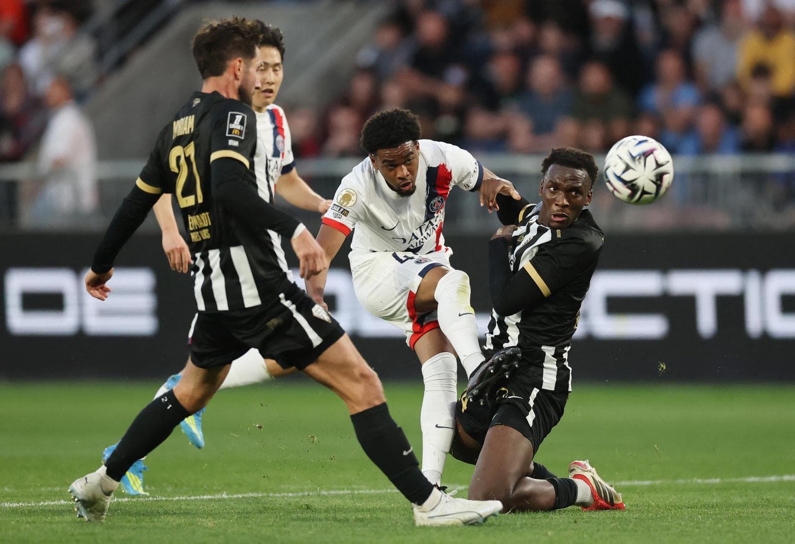 English Outlet Confirms Liverpool Interest in PSG Winger