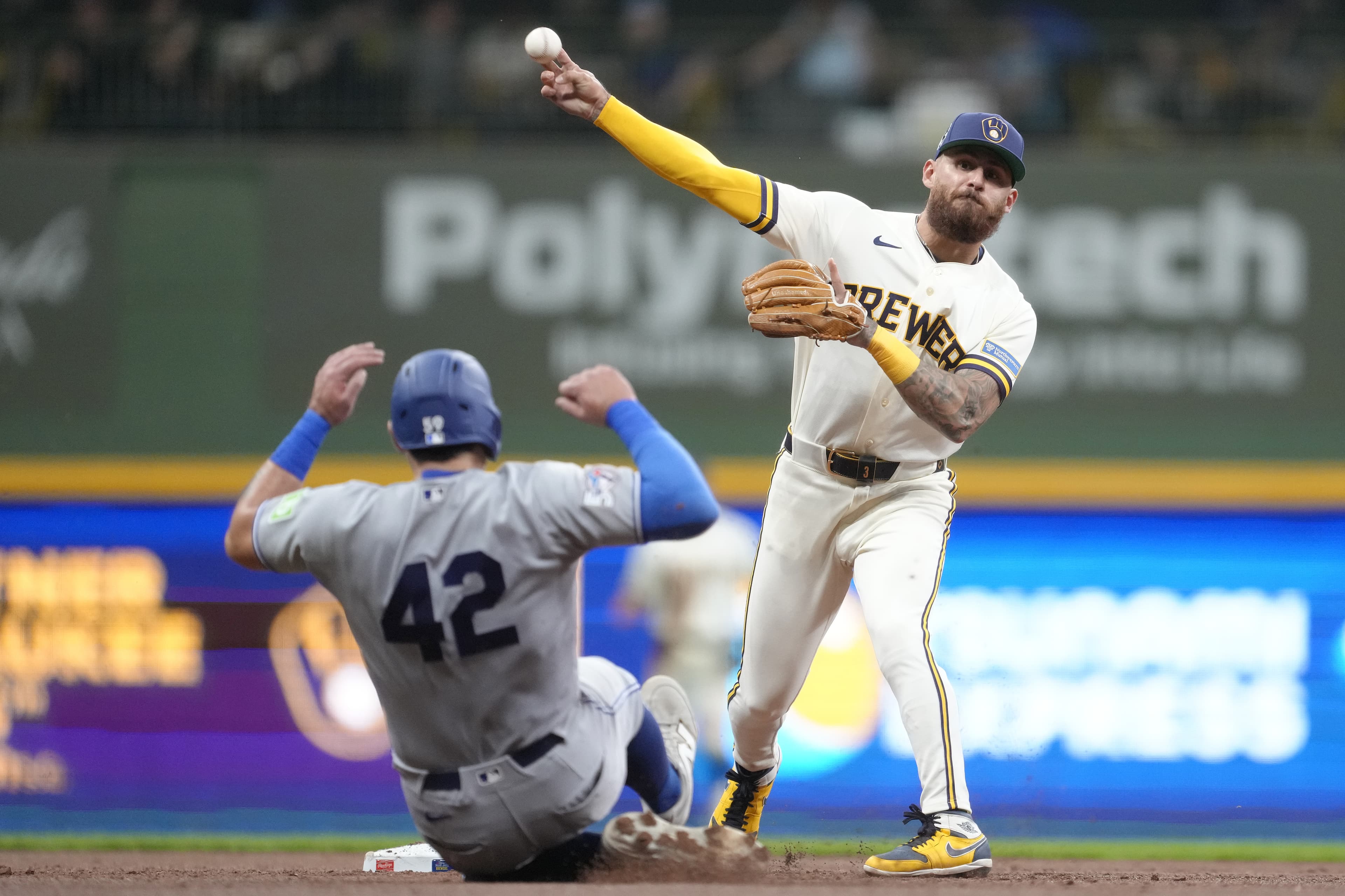 Jays Lose to Brewers, 2-1