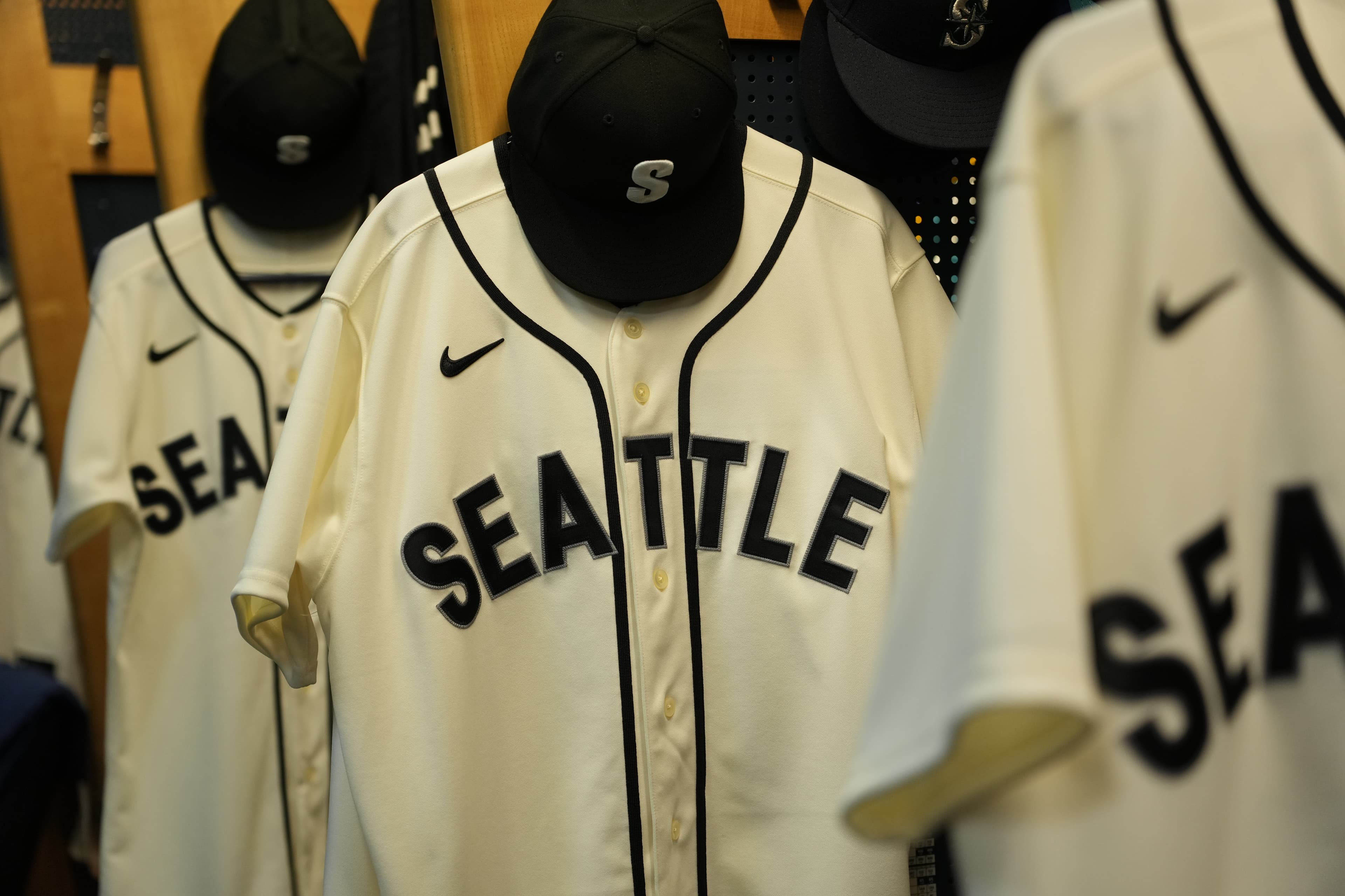 Mariners to debut new Steelheads jerseys for Sunday Night Baseball