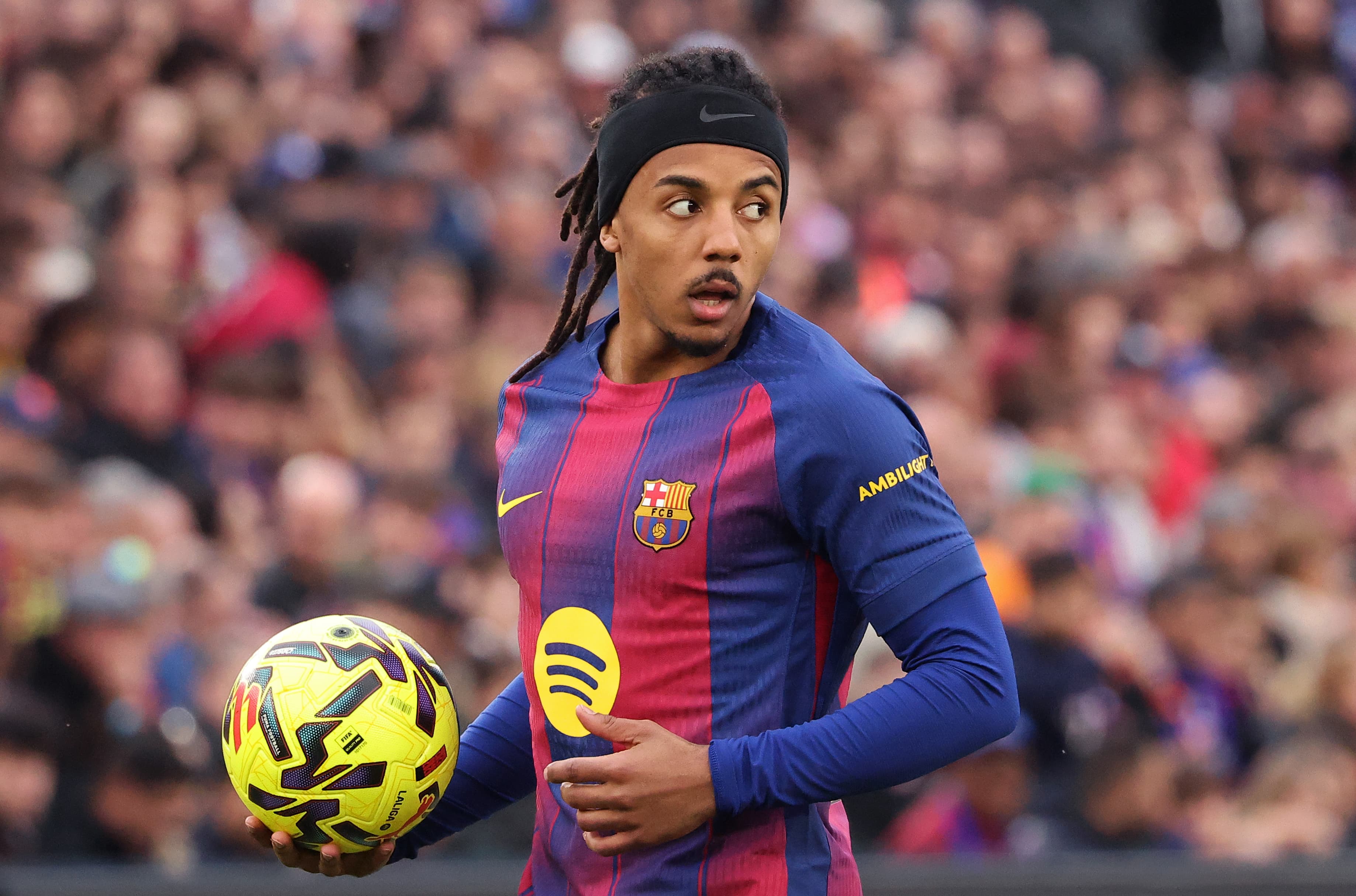 Goalkeeper Jules Kounde's heroics give Barcelona a commanding 1-0 lead!