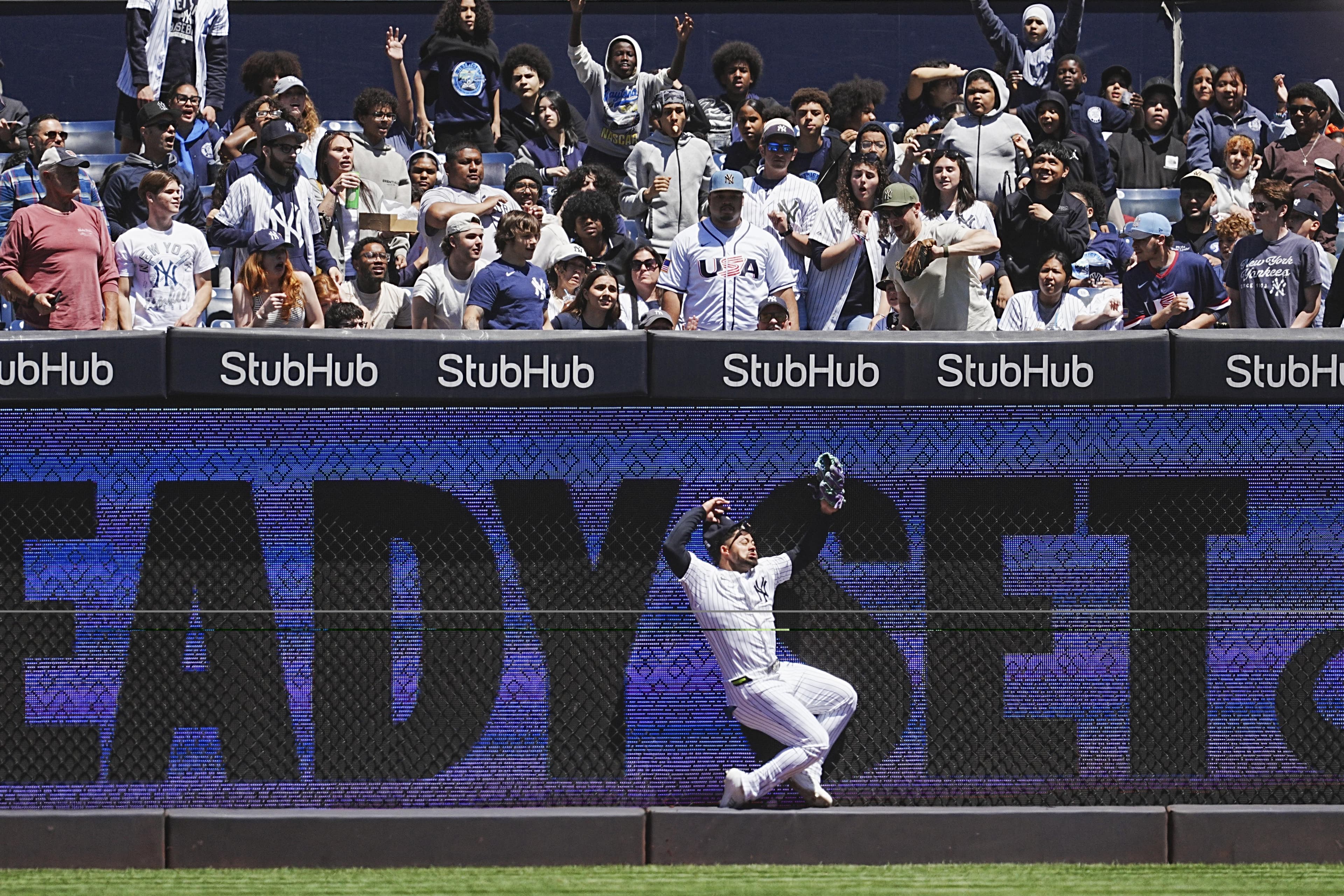 Jasson Domínguez carted off field after collision with left field wall