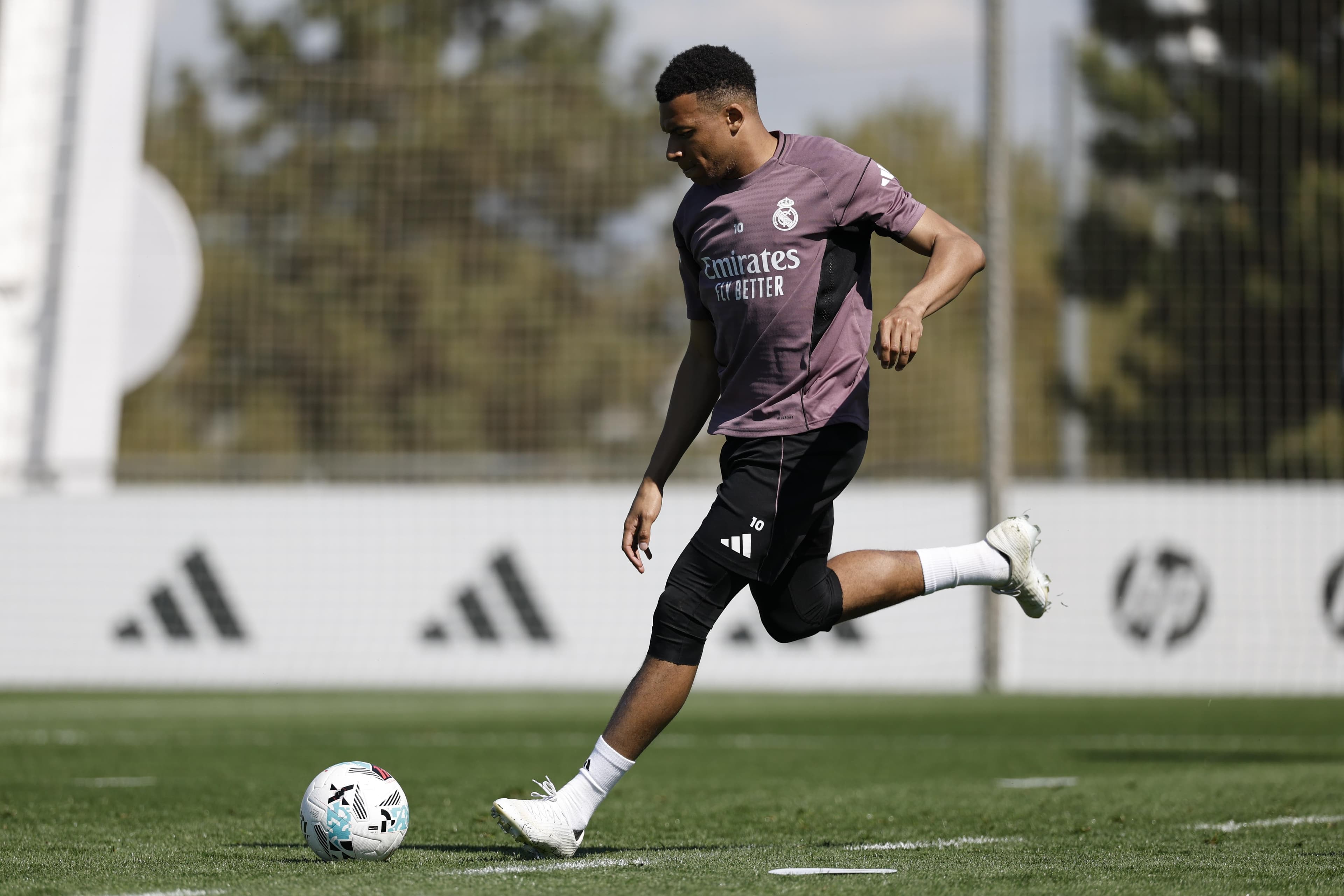 Mbappé trains at Valdebebas ahead of El Clásico