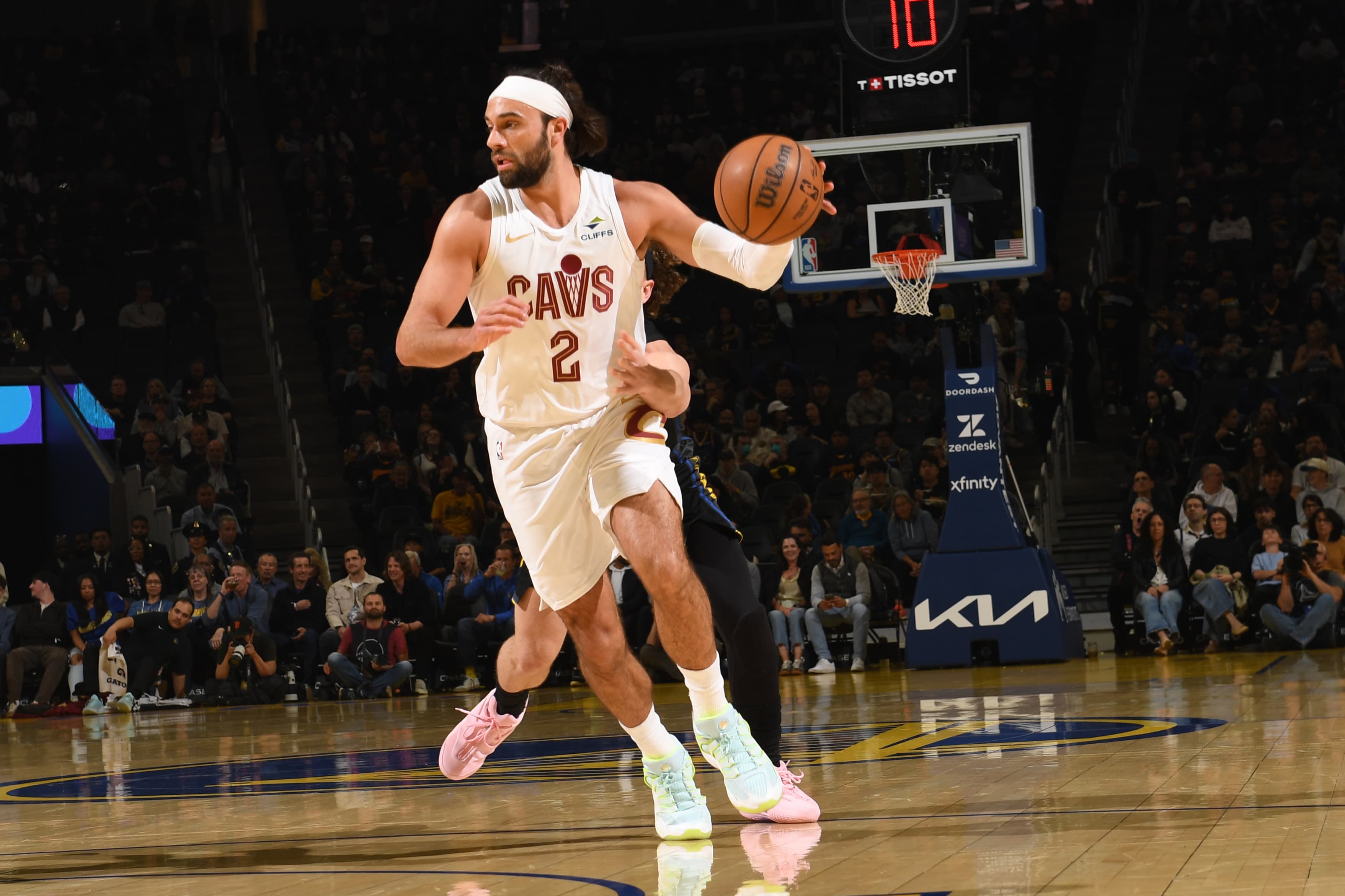 Cavs outlast shorthanded Warriors 118-111 for ugly win