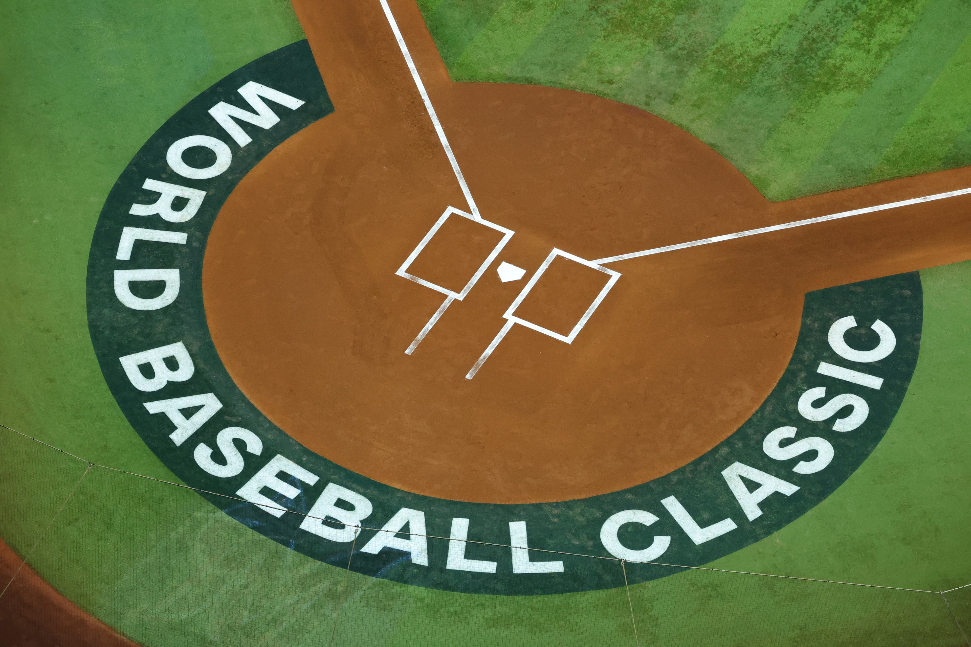 🚨 Venezuelan Batters Smash Italian Spinners, Staking Claim for Gold Glove Batting Title!