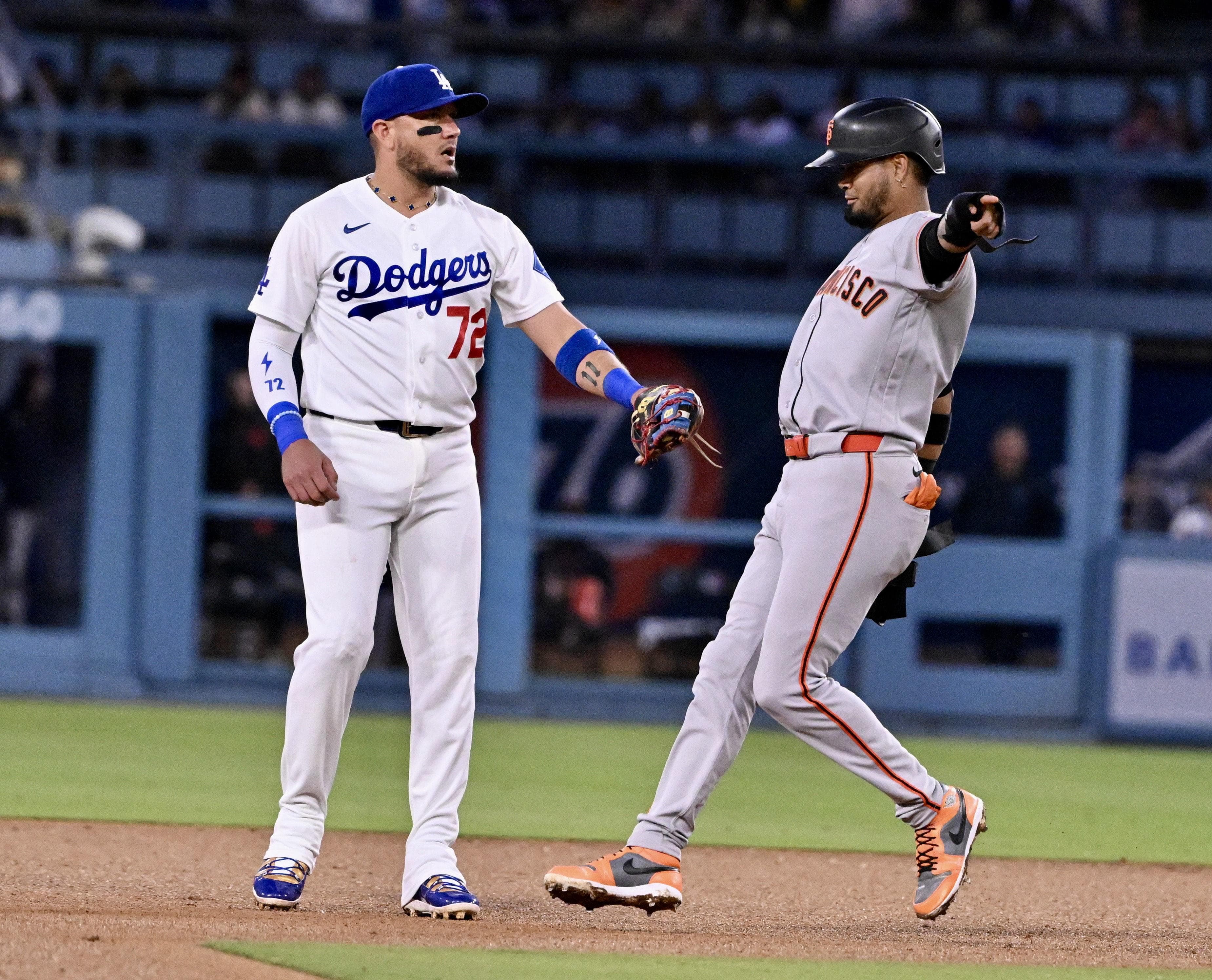 Giants return to their old ways