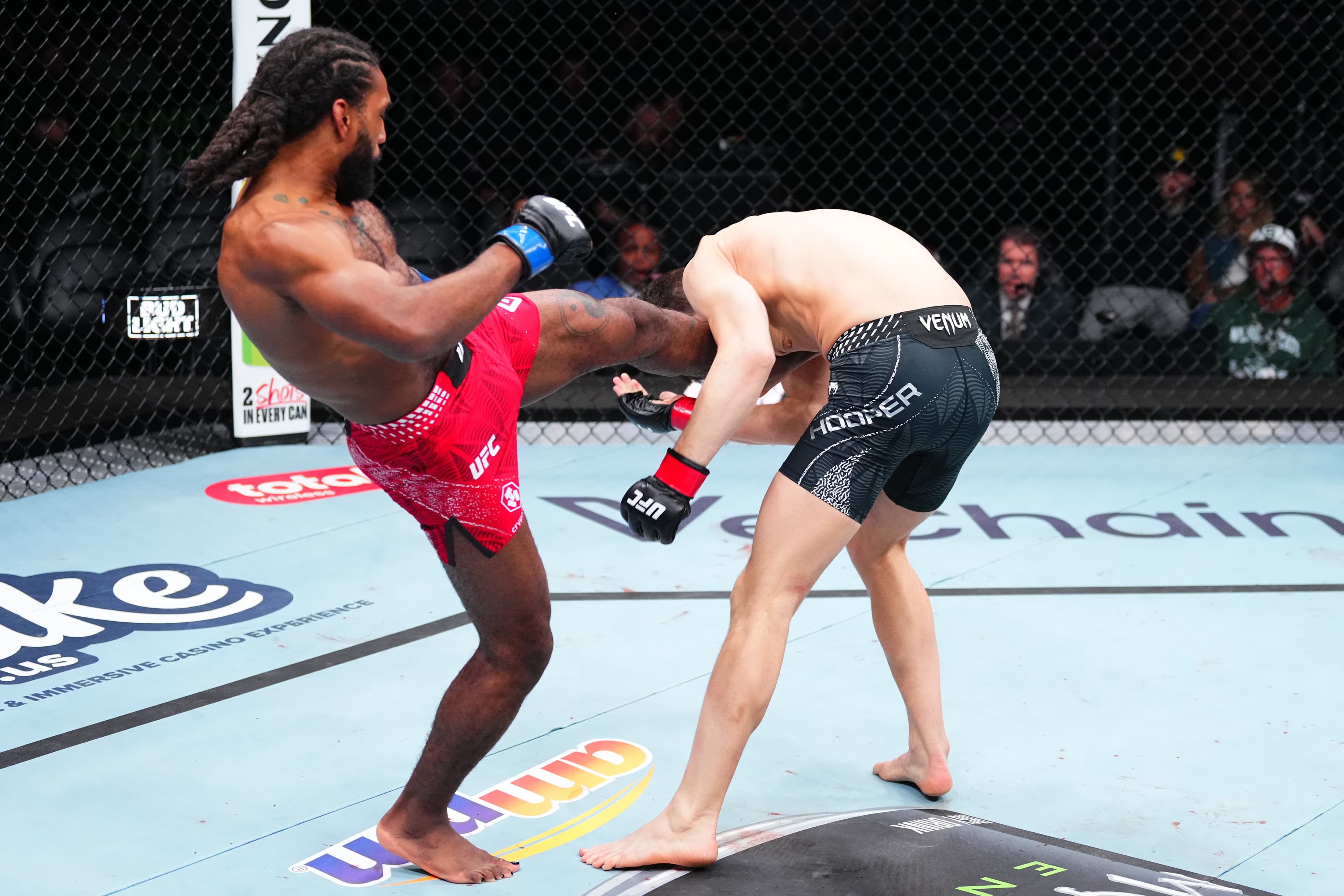 Highlights! Gibson Stuns Hooper Early With Nasty Elbow