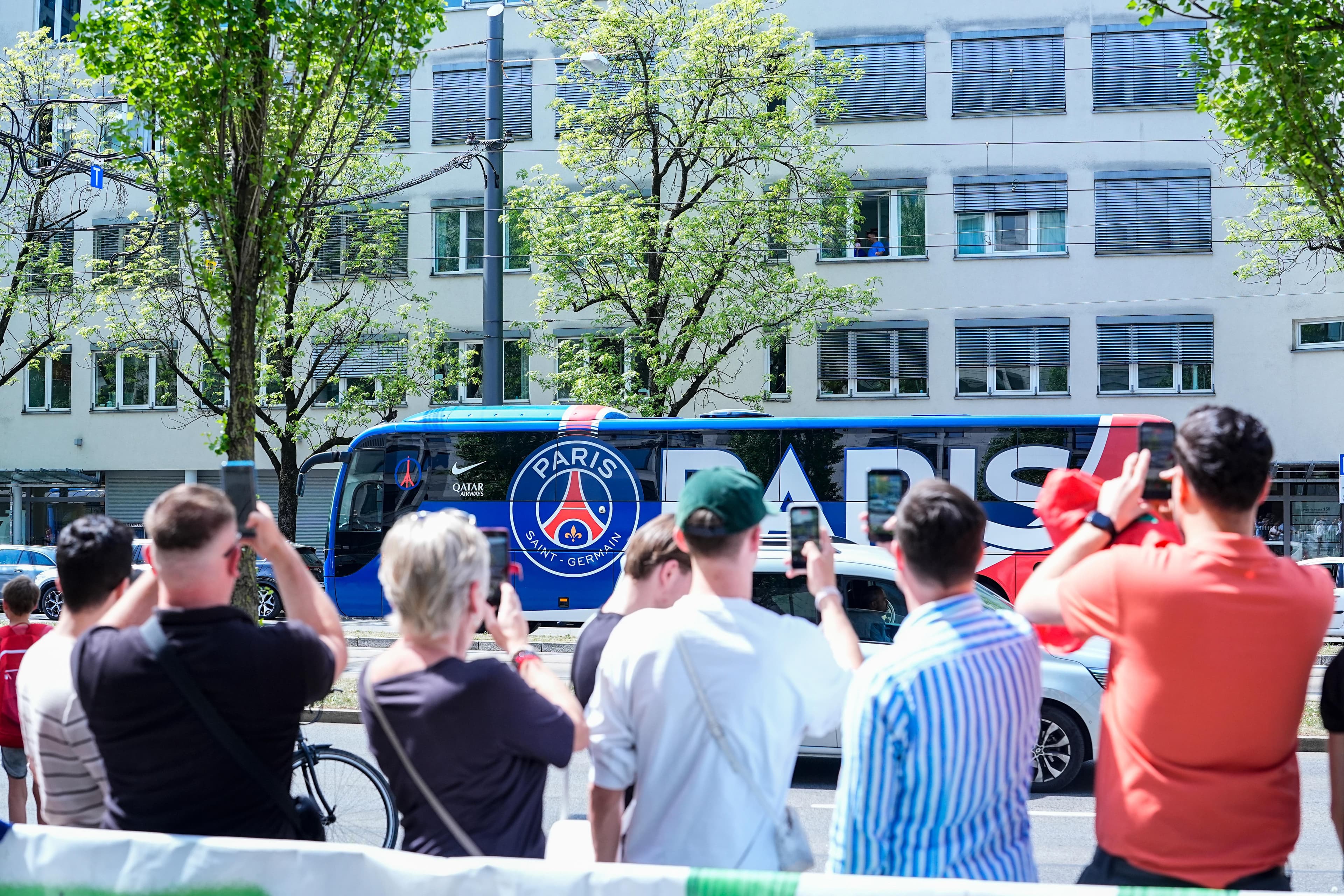 Fan incident on metro results in smoky exit for PSG group prior to UCL match