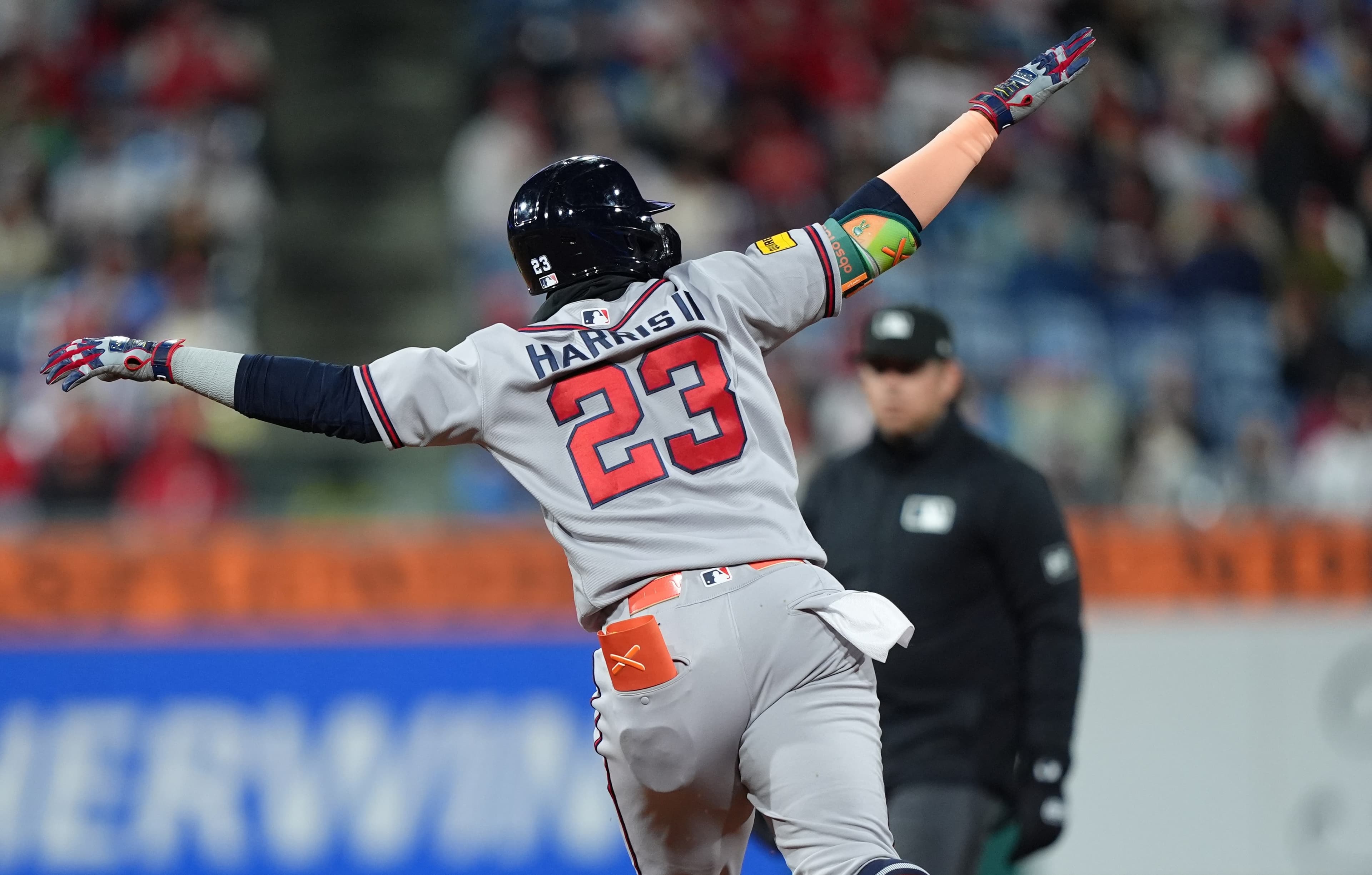 Braves break out the brooms in Philadelphia, complete the sweep on Sunday Night Baseball