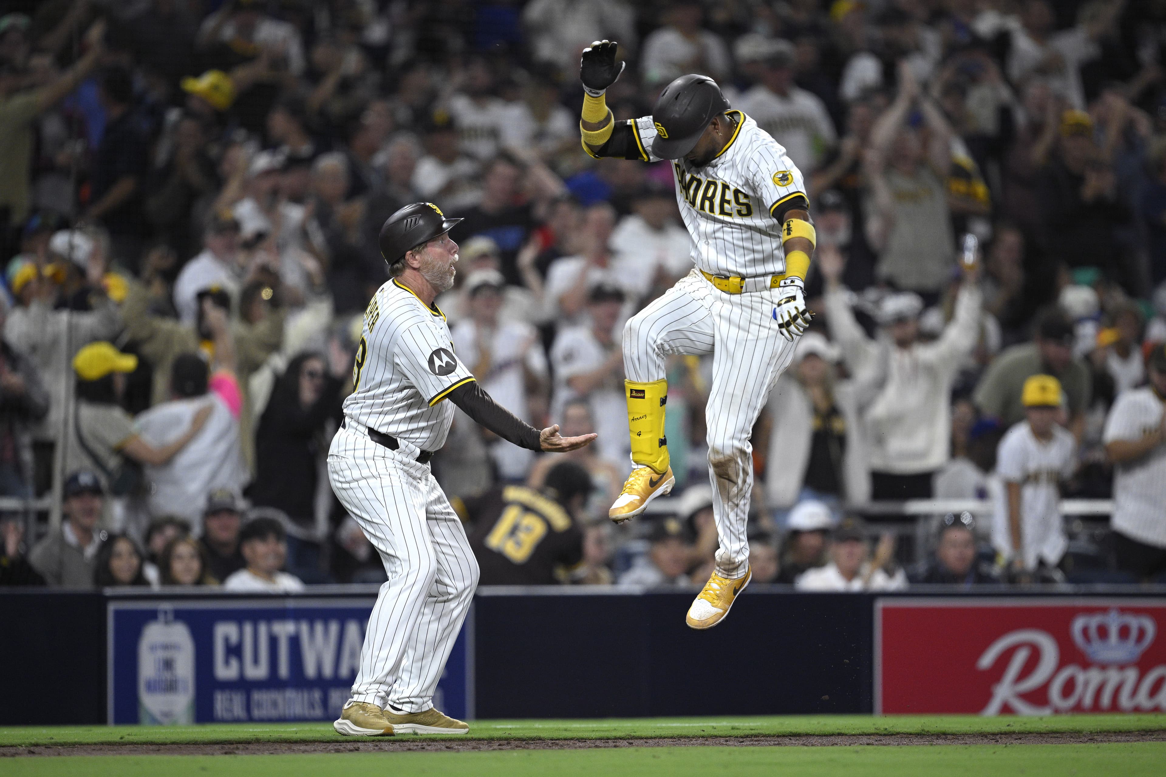 Padres adjust to life without Luis Arraez