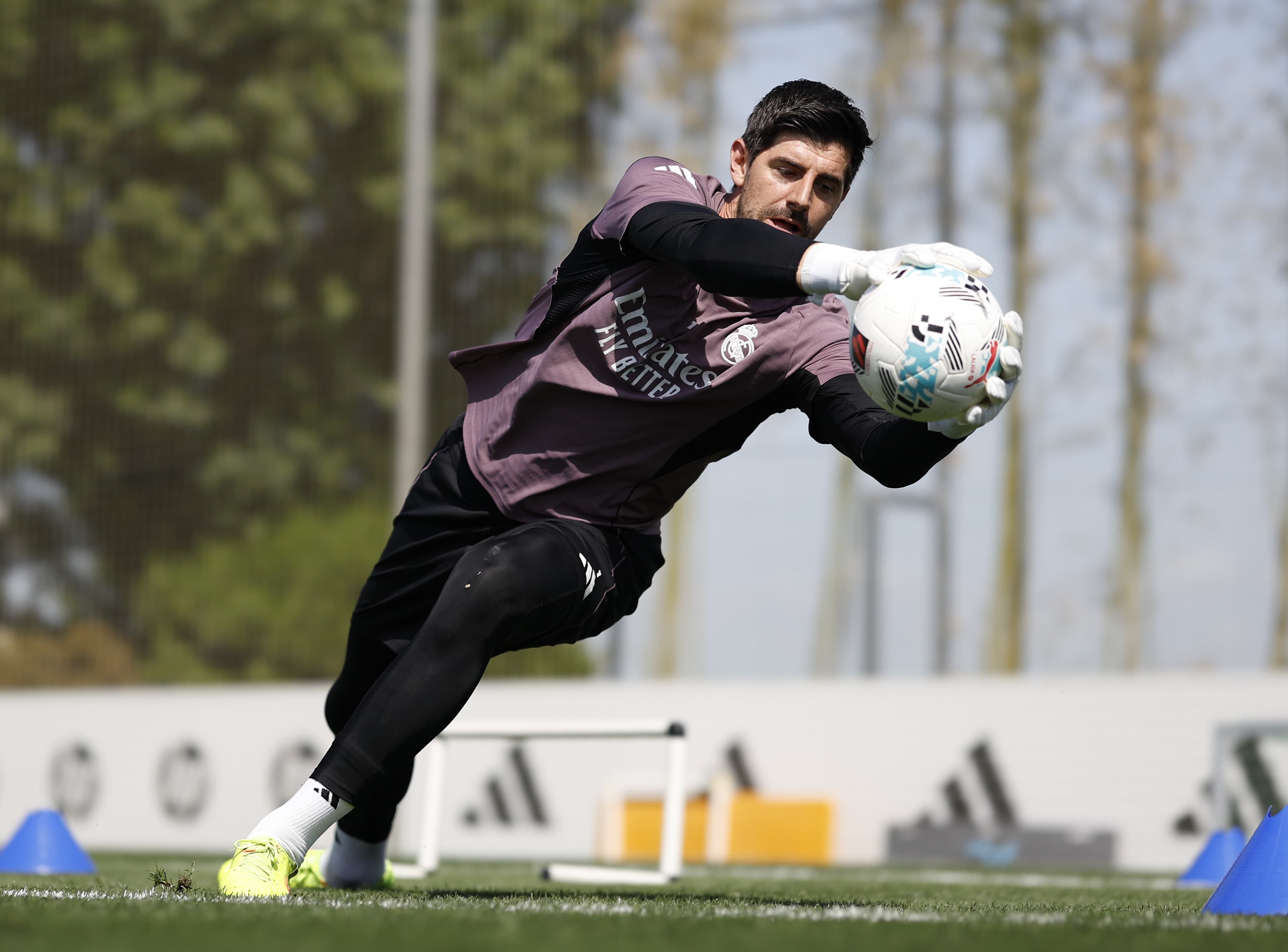 BREAKING: Courtois rejoins Real Madrid squad in training