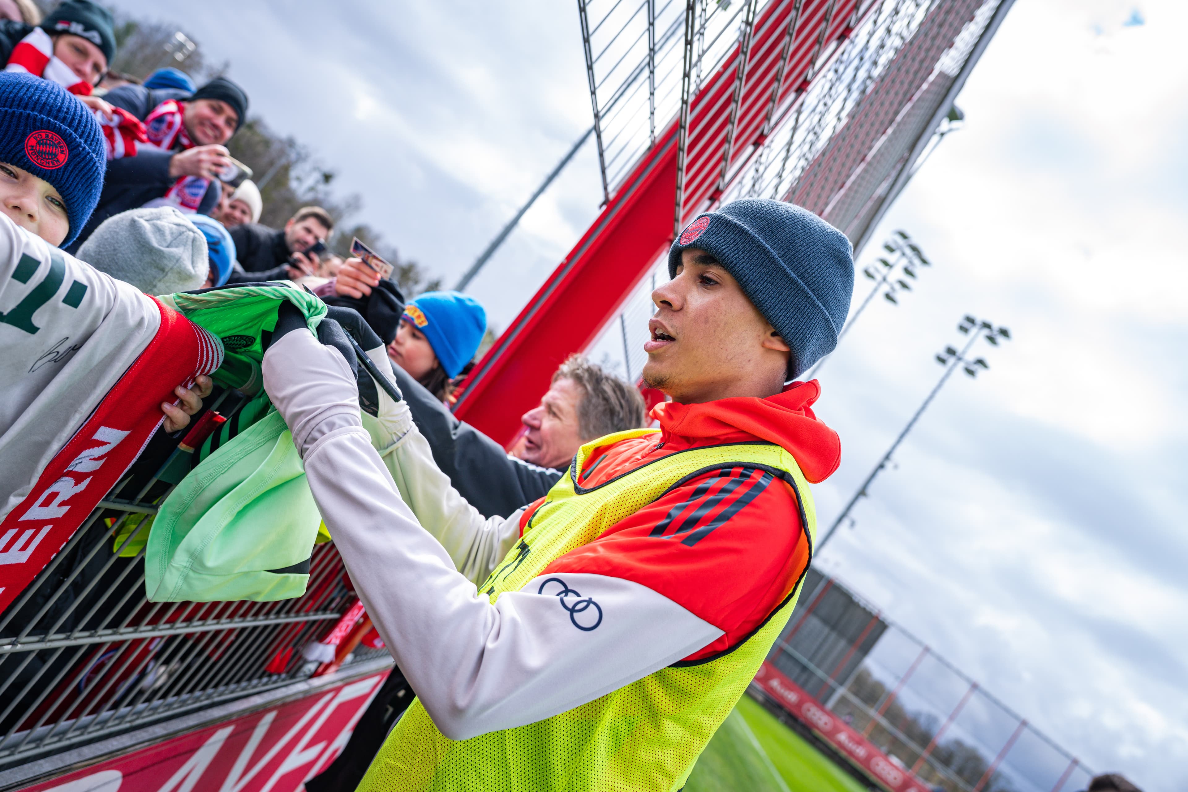 Training report: Jamal Musiala, Alphonso Davies, Aleksandar Pavlović, and Jonas Urbig all spotted training with Bayern Munich
