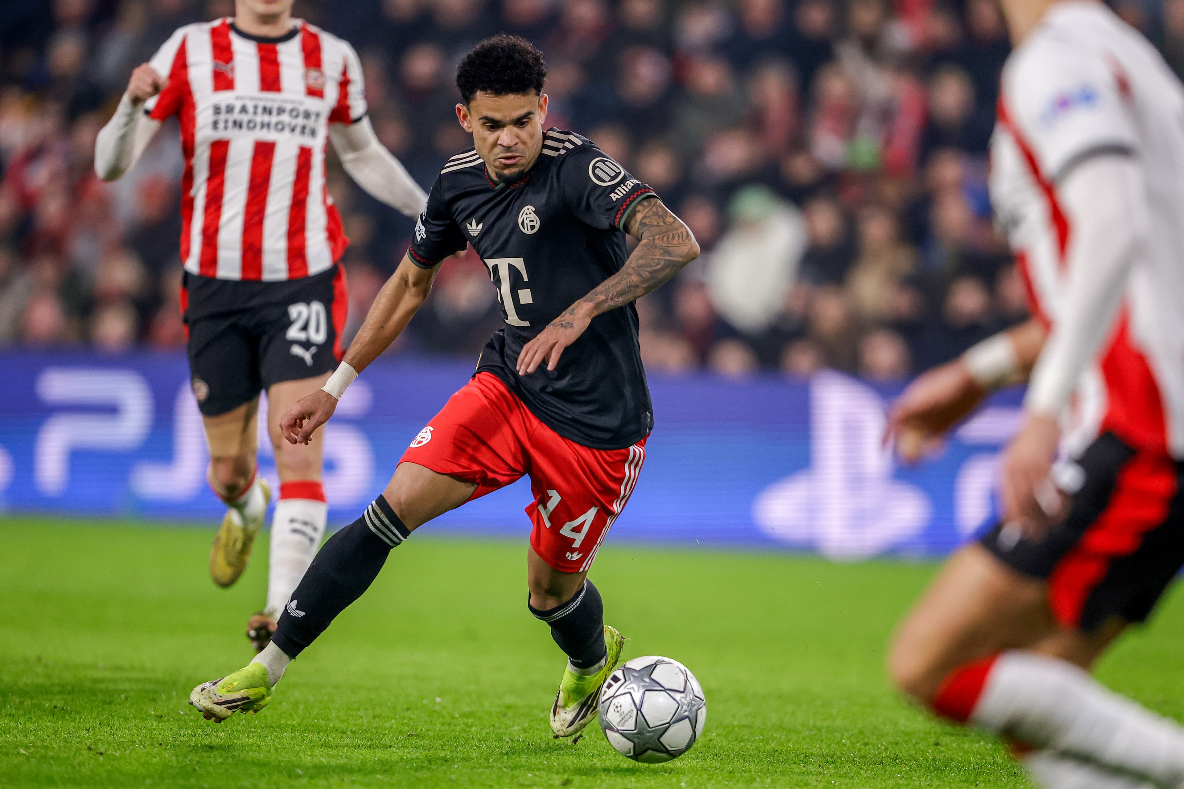 New Headline: Müller Scores With Left Foot to Help Bavarians Dominate in Tension-Robbing Match