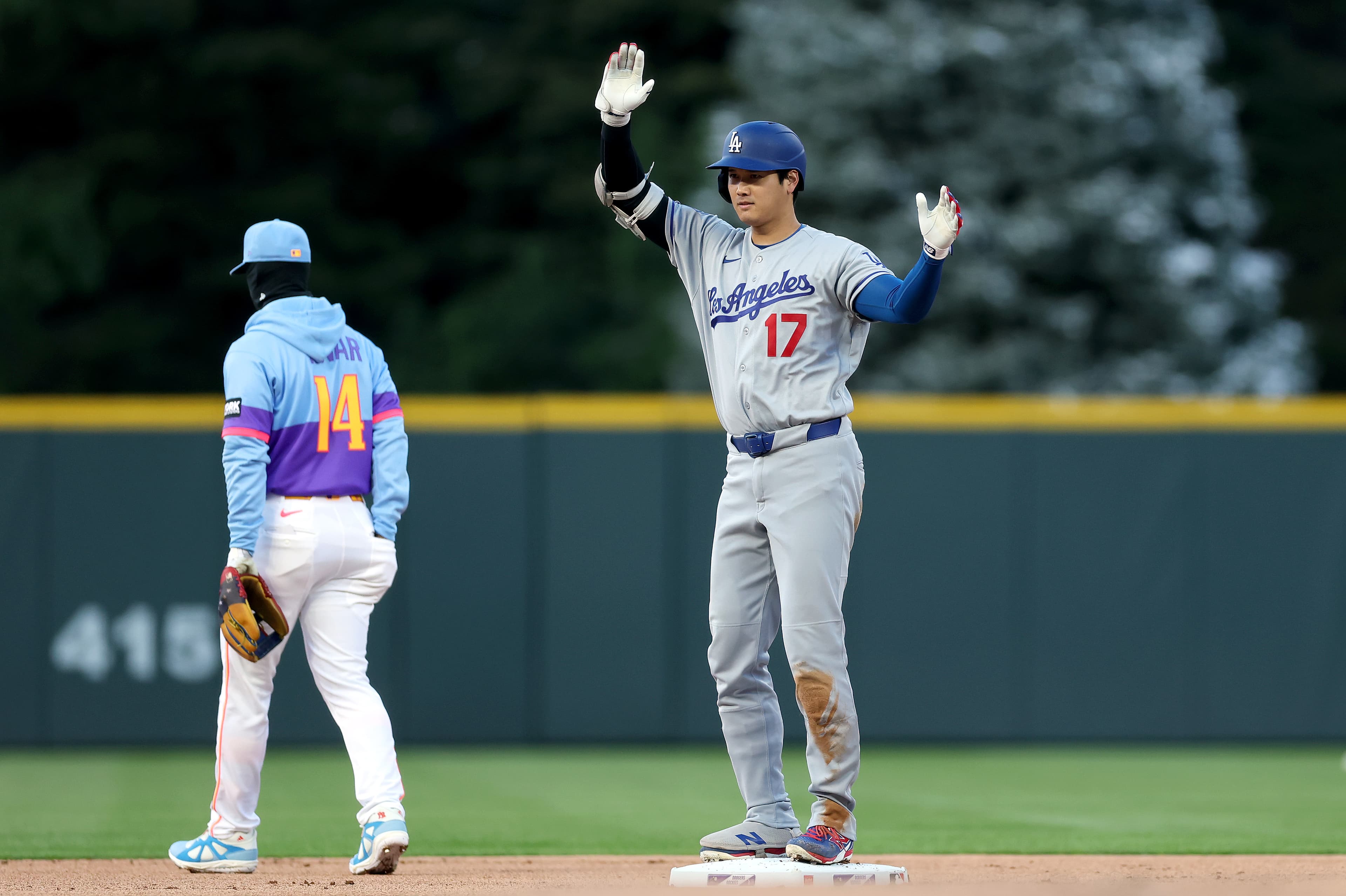 Max Muncy hits 2 homers, Dodgers dominate the Rockies in coldest game in franchise history