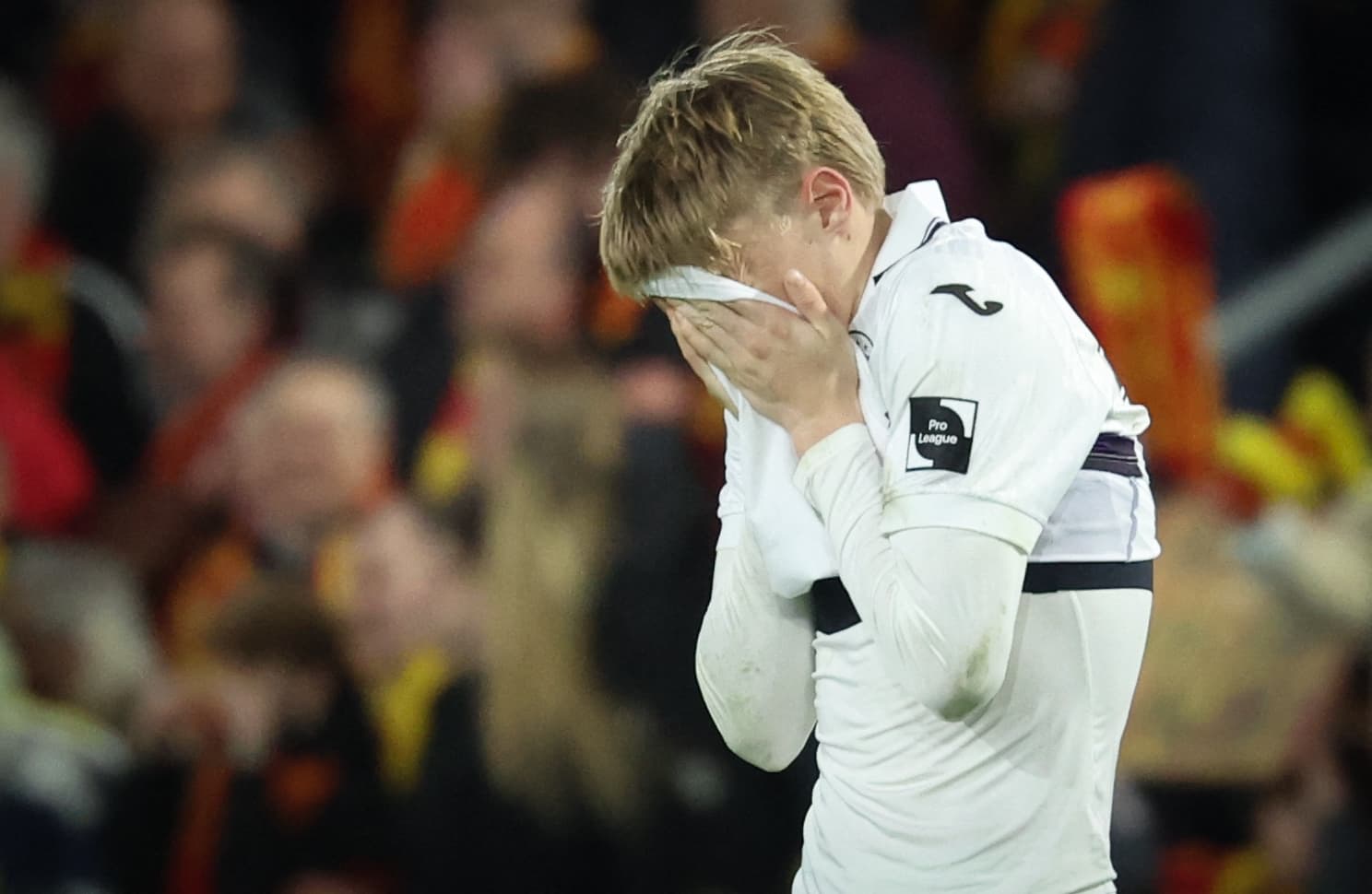 Bayern Munich News: FC Bayern won’t chase Nathan De Cat; Chelsea not talking to Aleksandar Pavlović; and MORE!